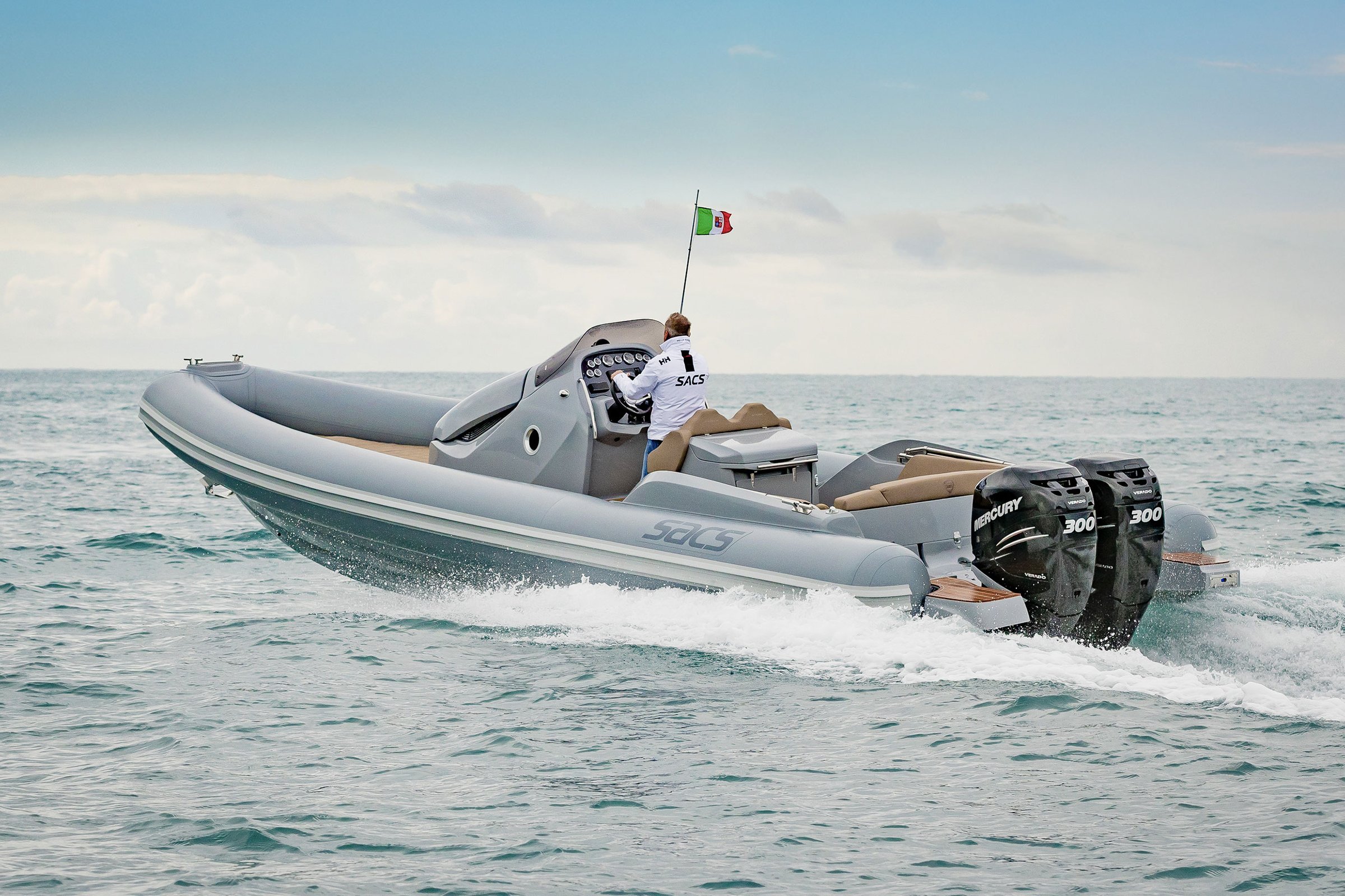 Sacs Marine Strider 10, rib boot varend op zee