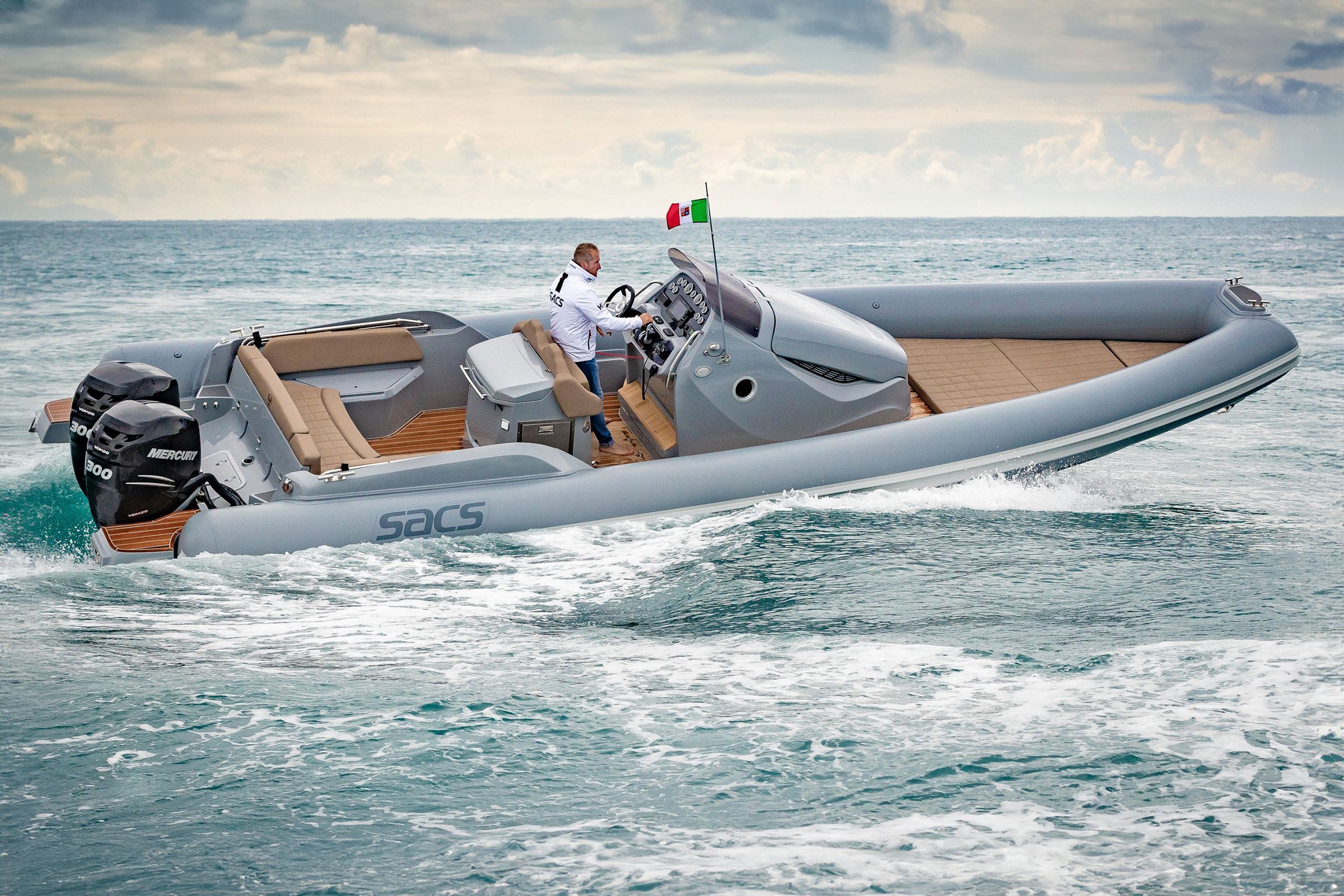 Sacs Marine Strider 10, rib boot varend op zee