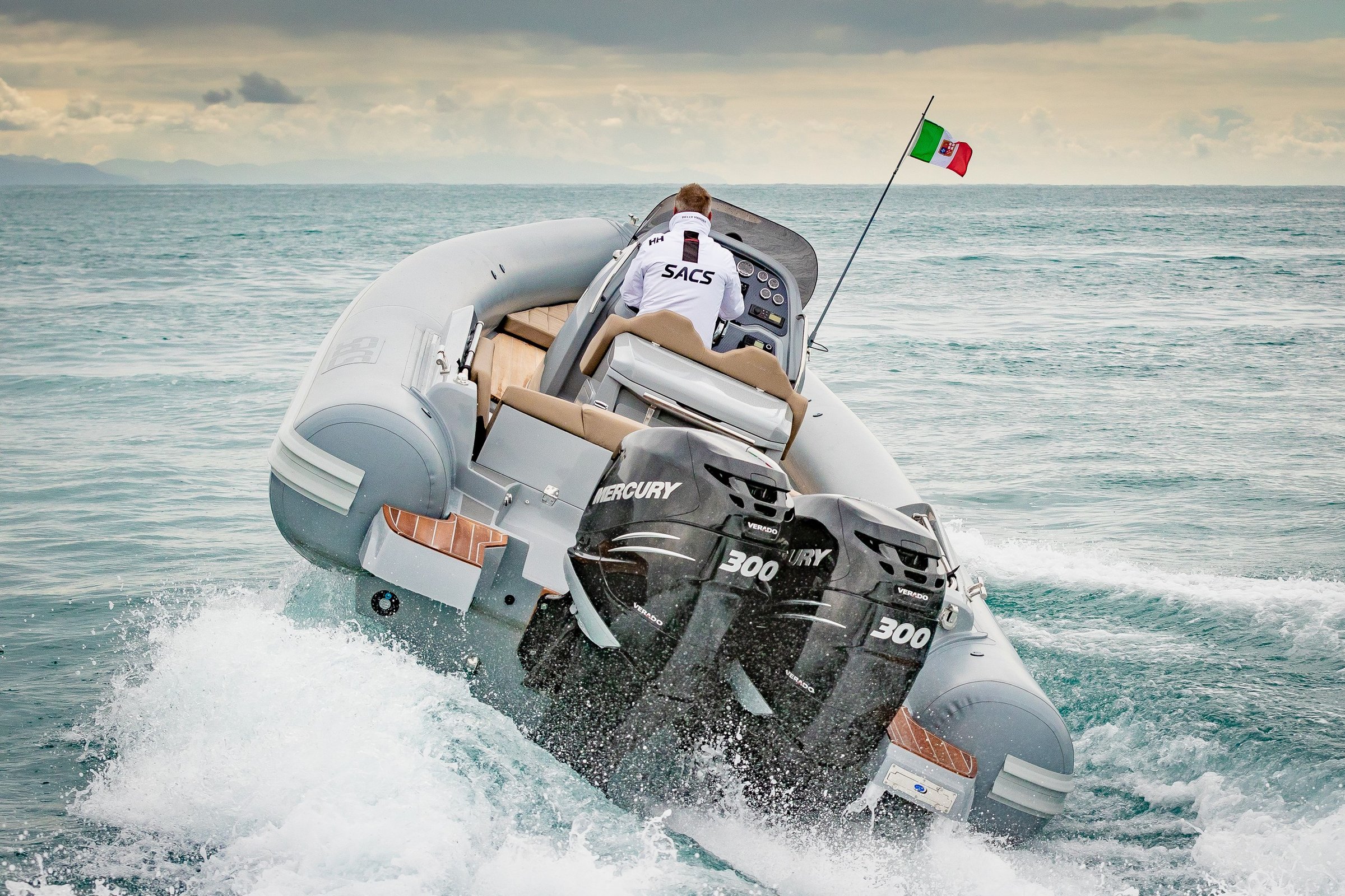 Sacs Marine Strider 10, rubberboot met buitenboordmotoren op zee