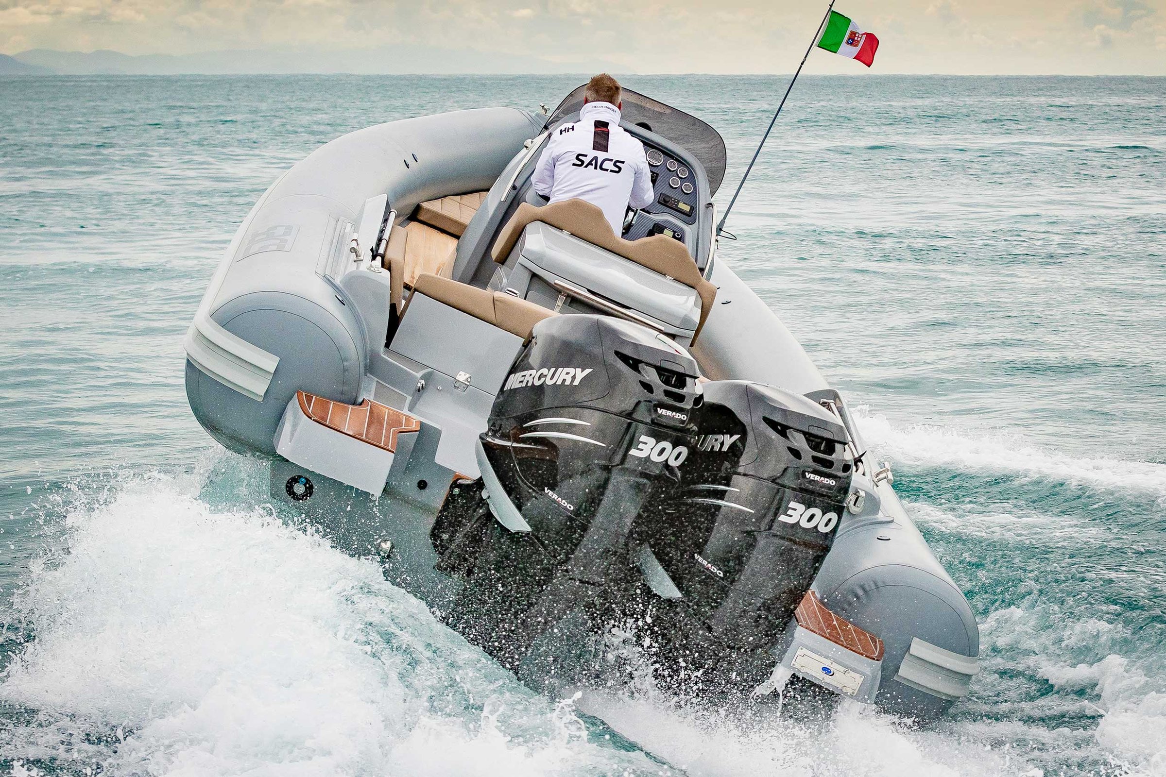 Sacs Marine Strider 10, rubberboot met buitenboordmotoren varend op zee