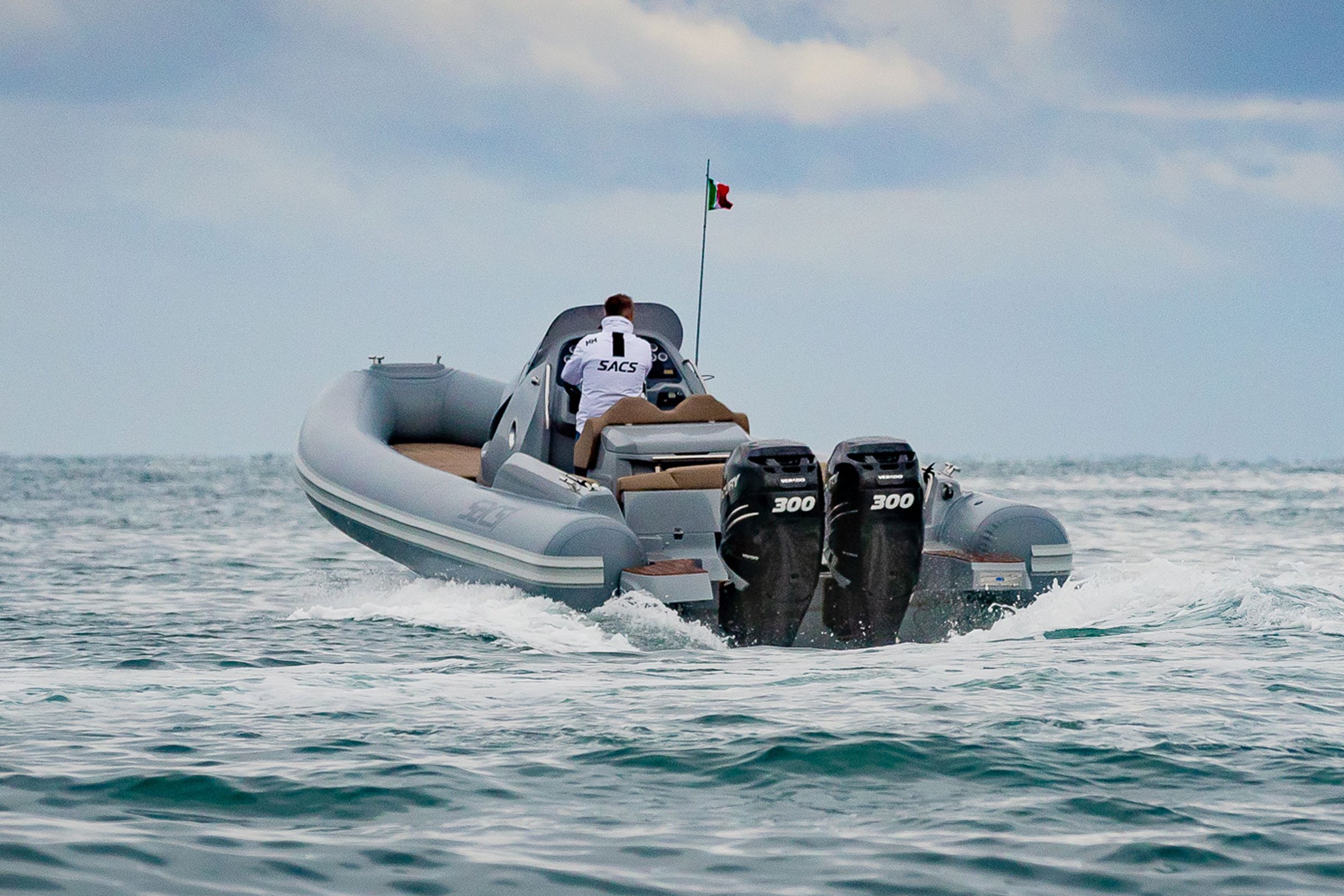 Sacs Marine Strider 10, rubberboot met dubbele buitenboordmotoren varend
