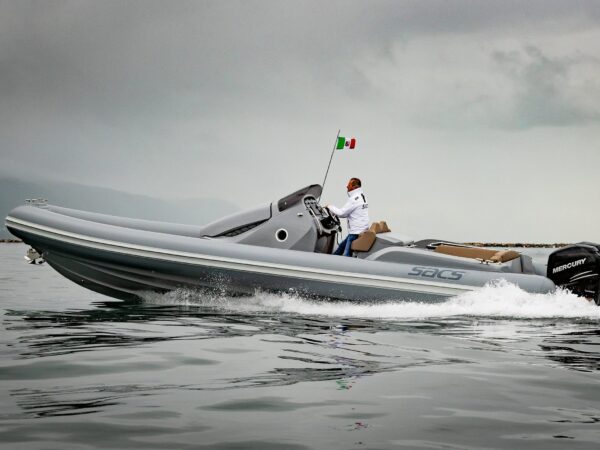 Sacs Marine Strider 10, rubberboot varend op zee