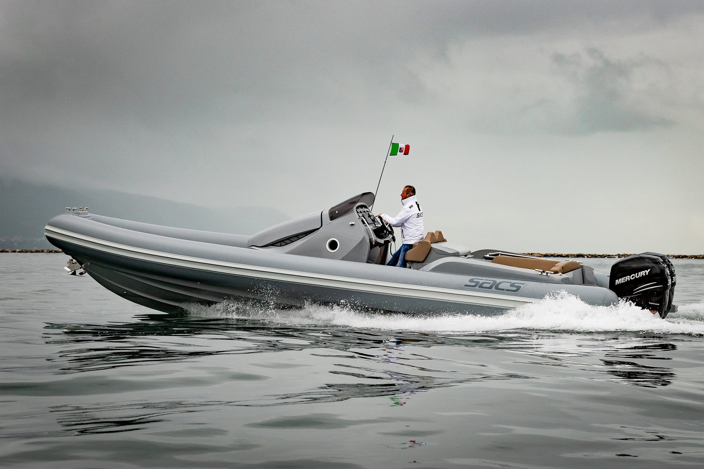 Sacs Marine Strider 10, rubberboot varend op zee