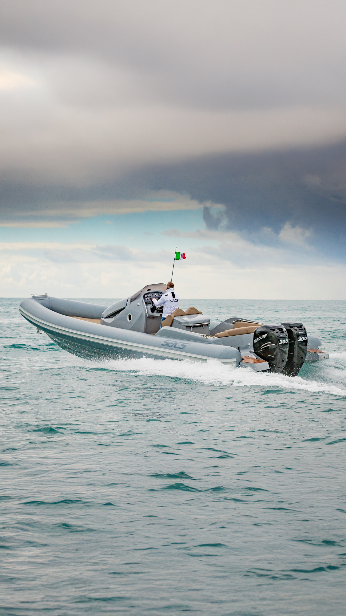 Sacs Marine Strider 10, rubberboot varend op zee