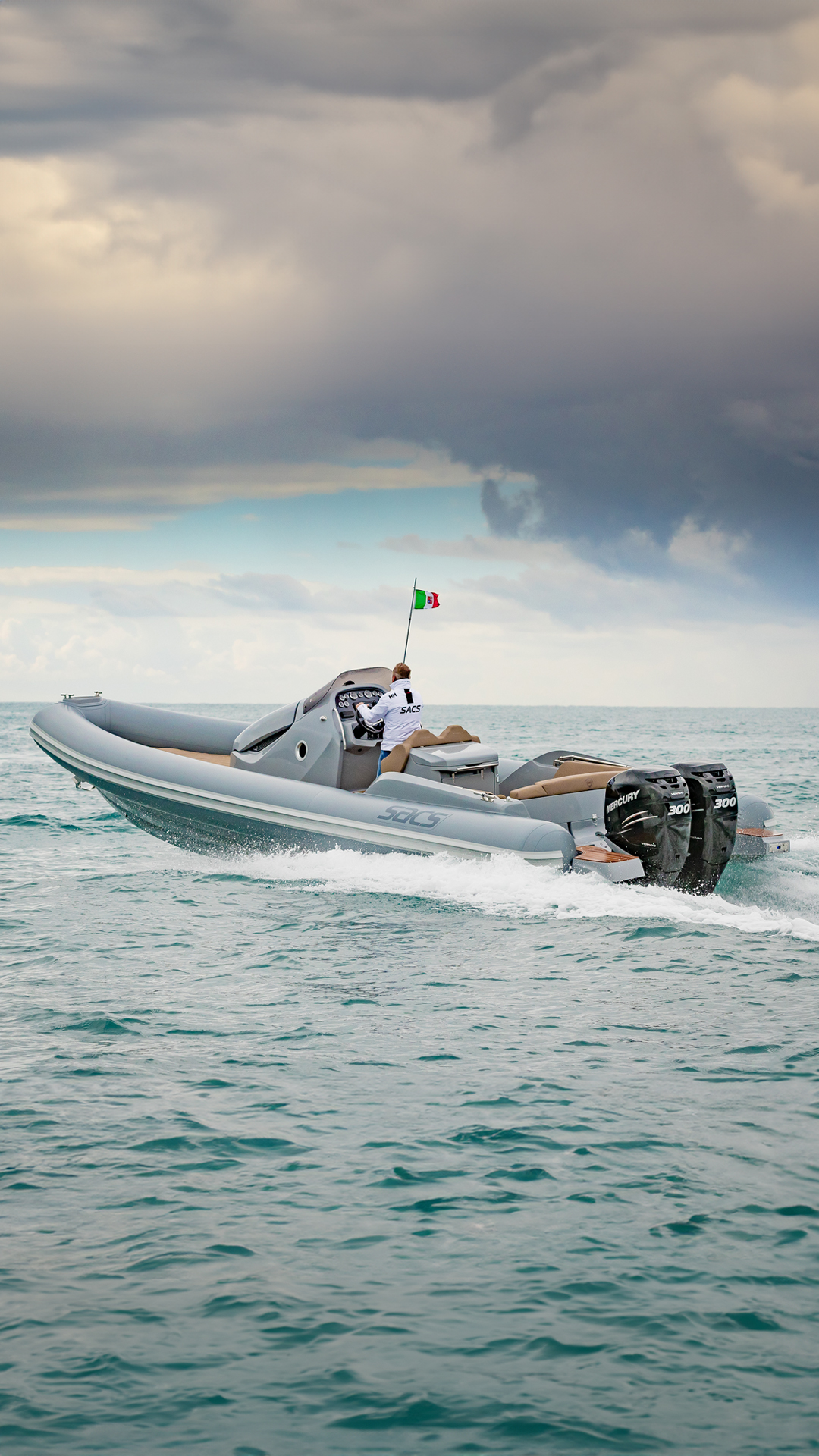 Sacs Marine Strider 10, rubberboot varend op zee