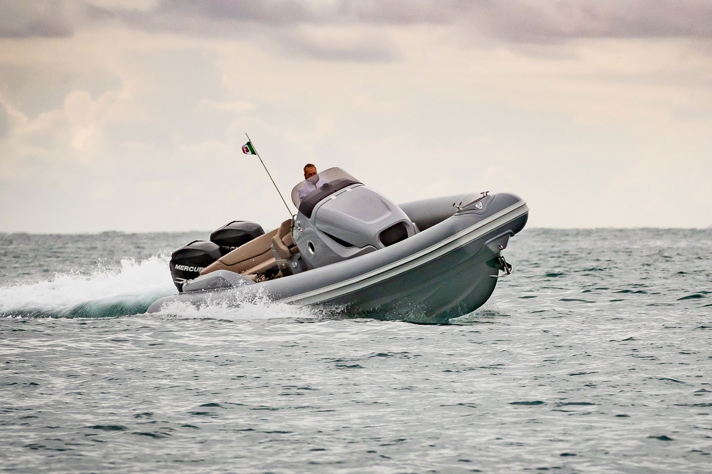 Sacs Marine Strider 10, rubberboot varend op zee