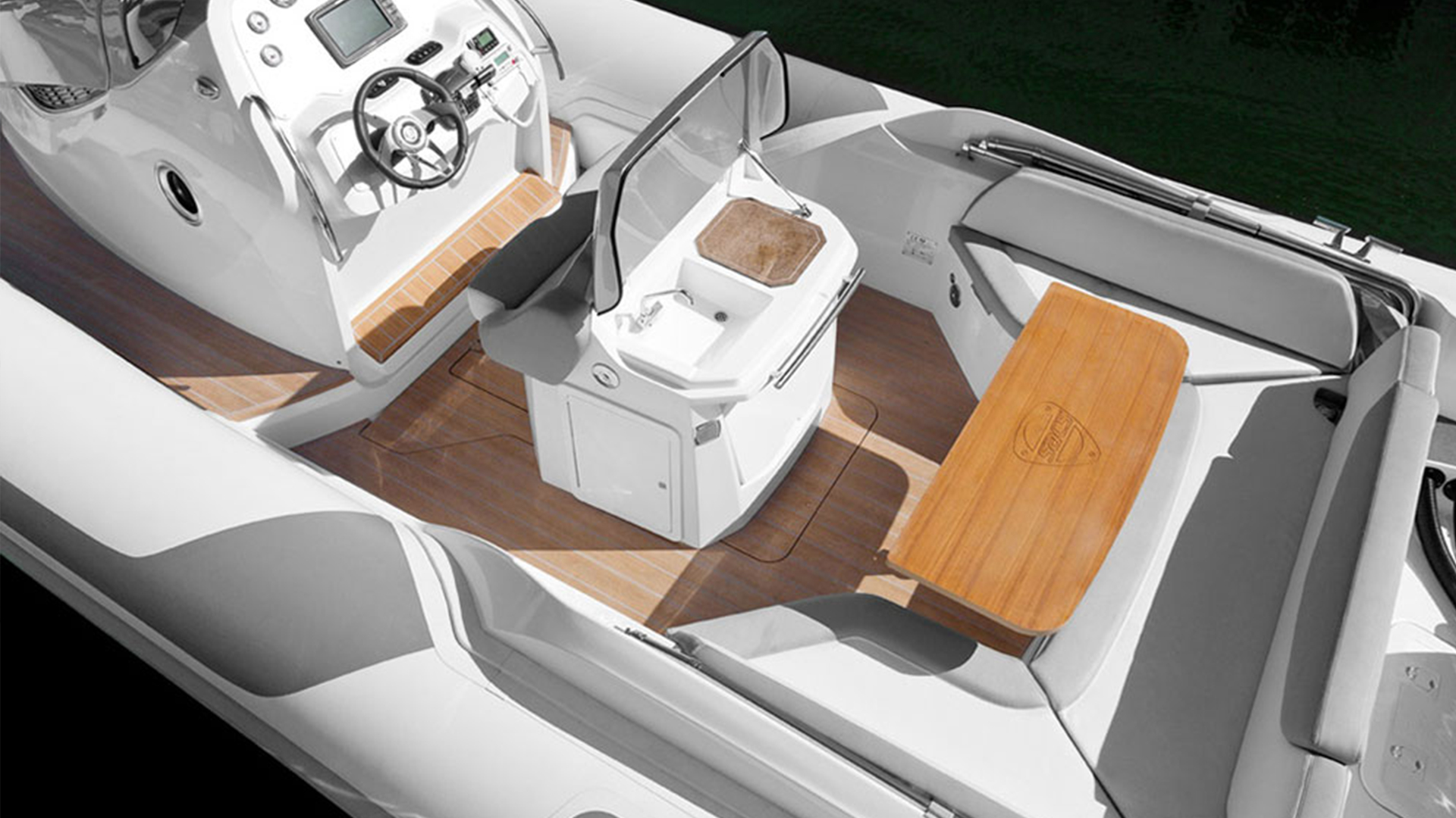 Sacs Marine Strider 10, cockpit met stuurstand en zitbanken