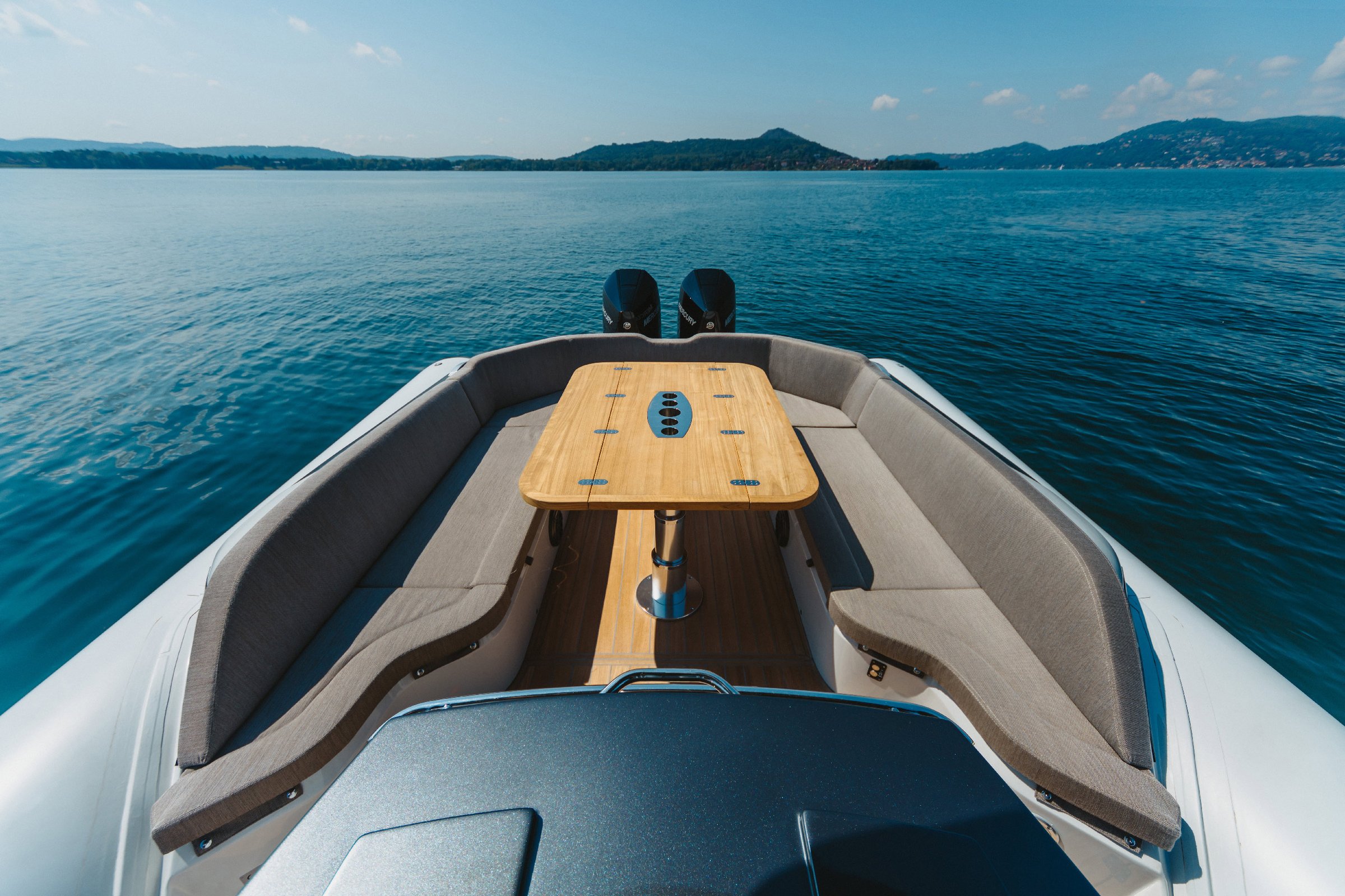 Sacs Marine Strider 11, achterdek boot met zitbank en tafel