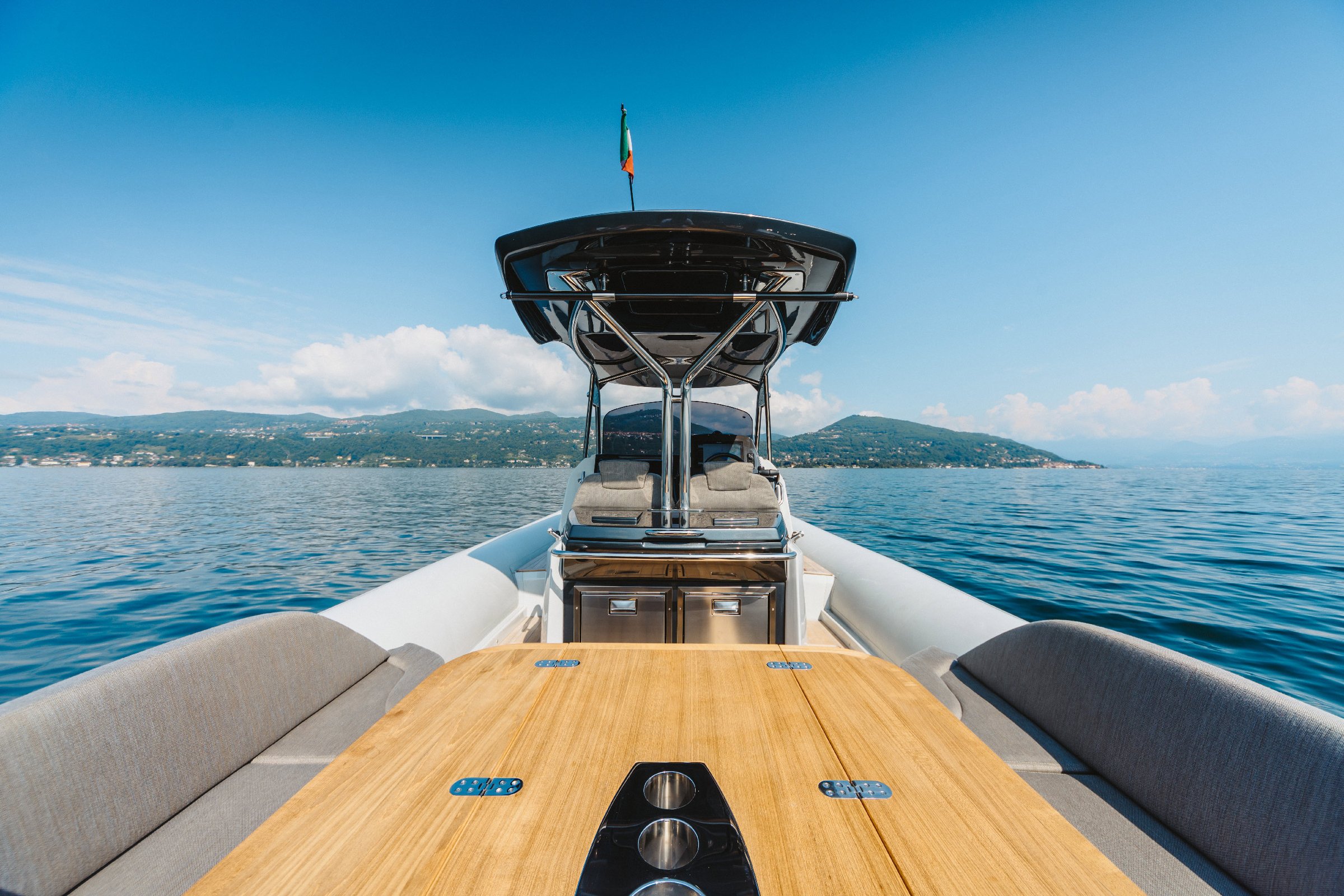 Sacs Marine Strider 11, boot dek met houten tafel
