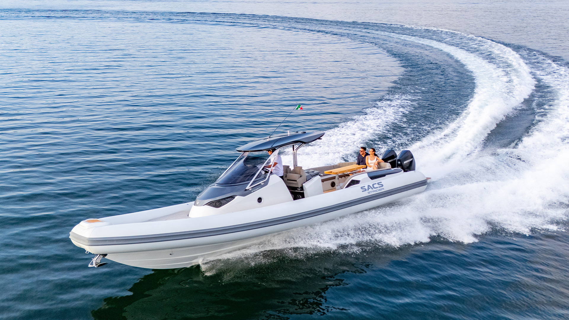 Sacs Marine Strider 11, boot varend met kielzog