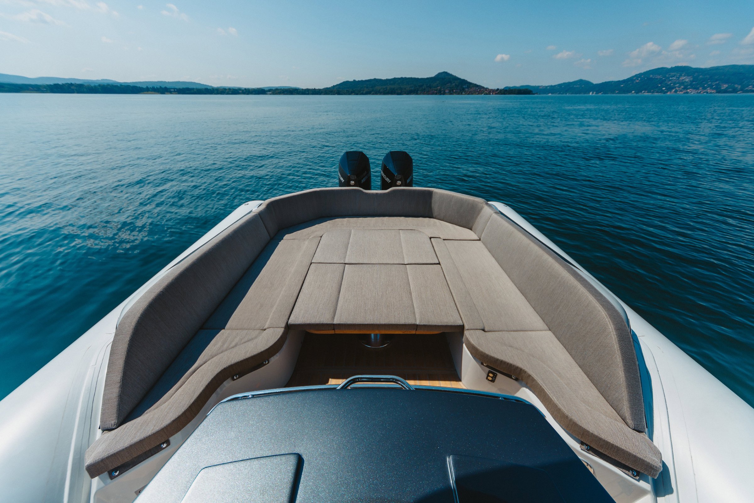 Sacs Marine Strider 11, boot voorkant met zitbanken op water