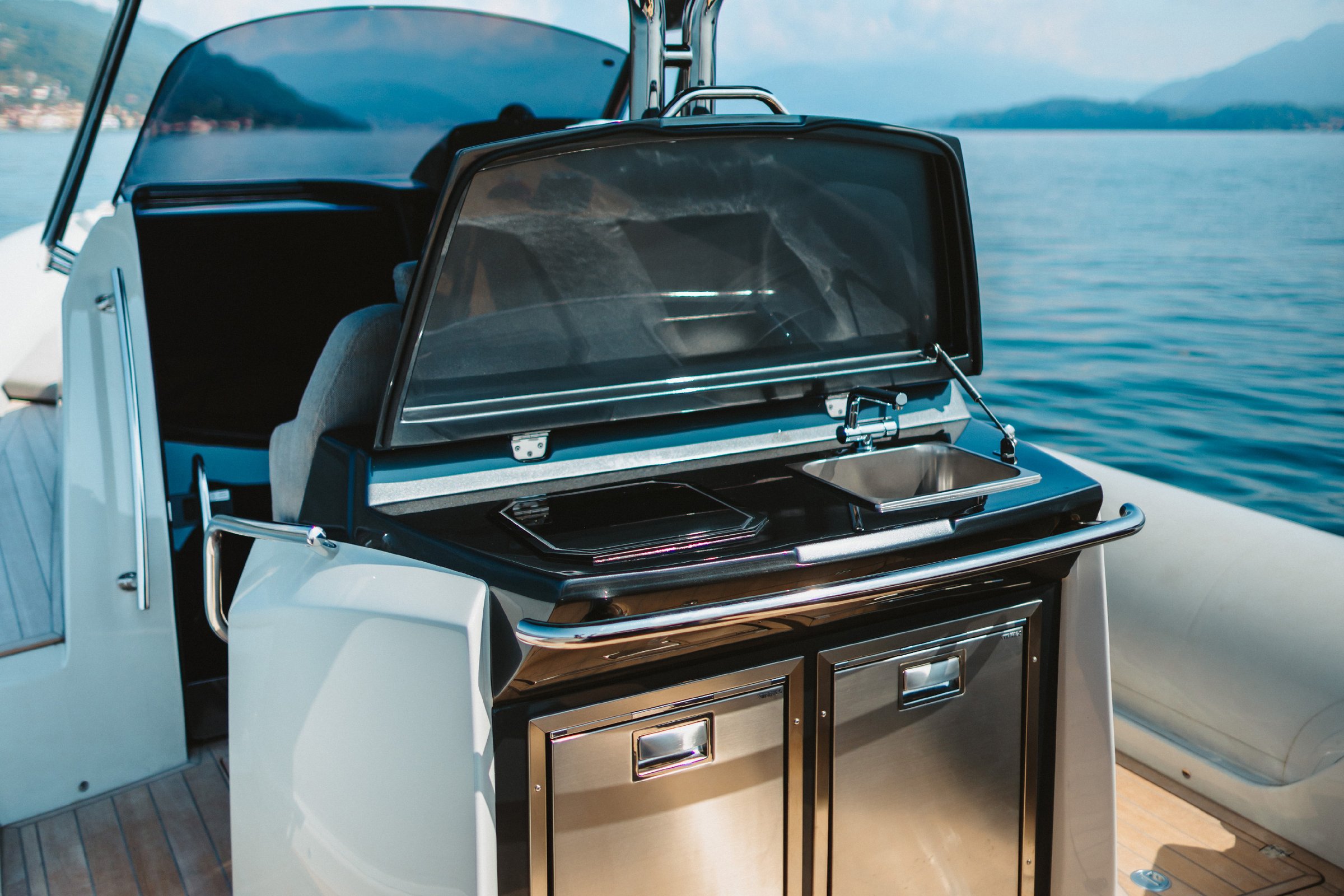 Sacs Marine Strider 11, buitenkeuken met gootsteen op boot
