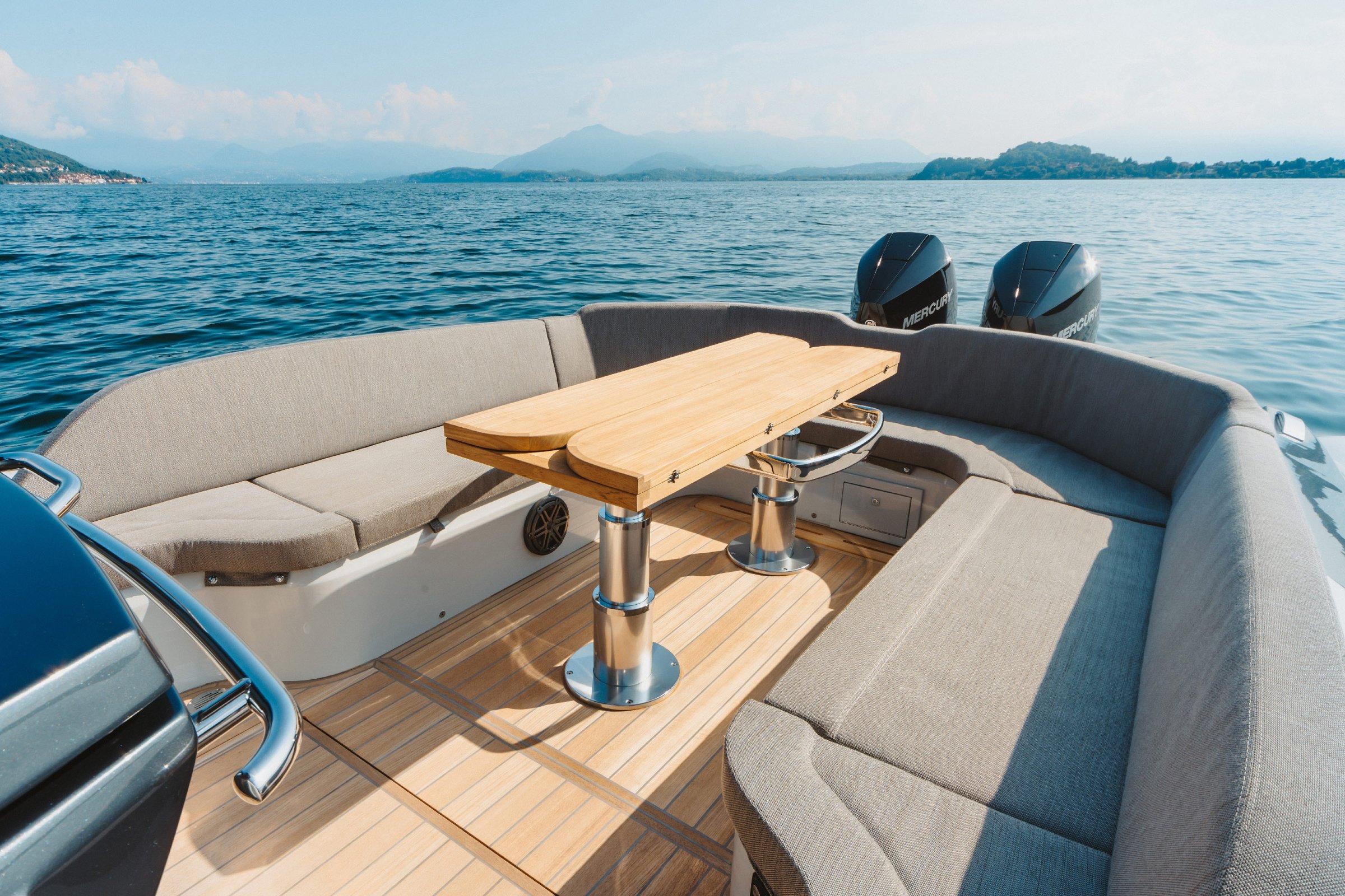 Sacs Marine Strider 11, cockpit met zitbank en tafel
