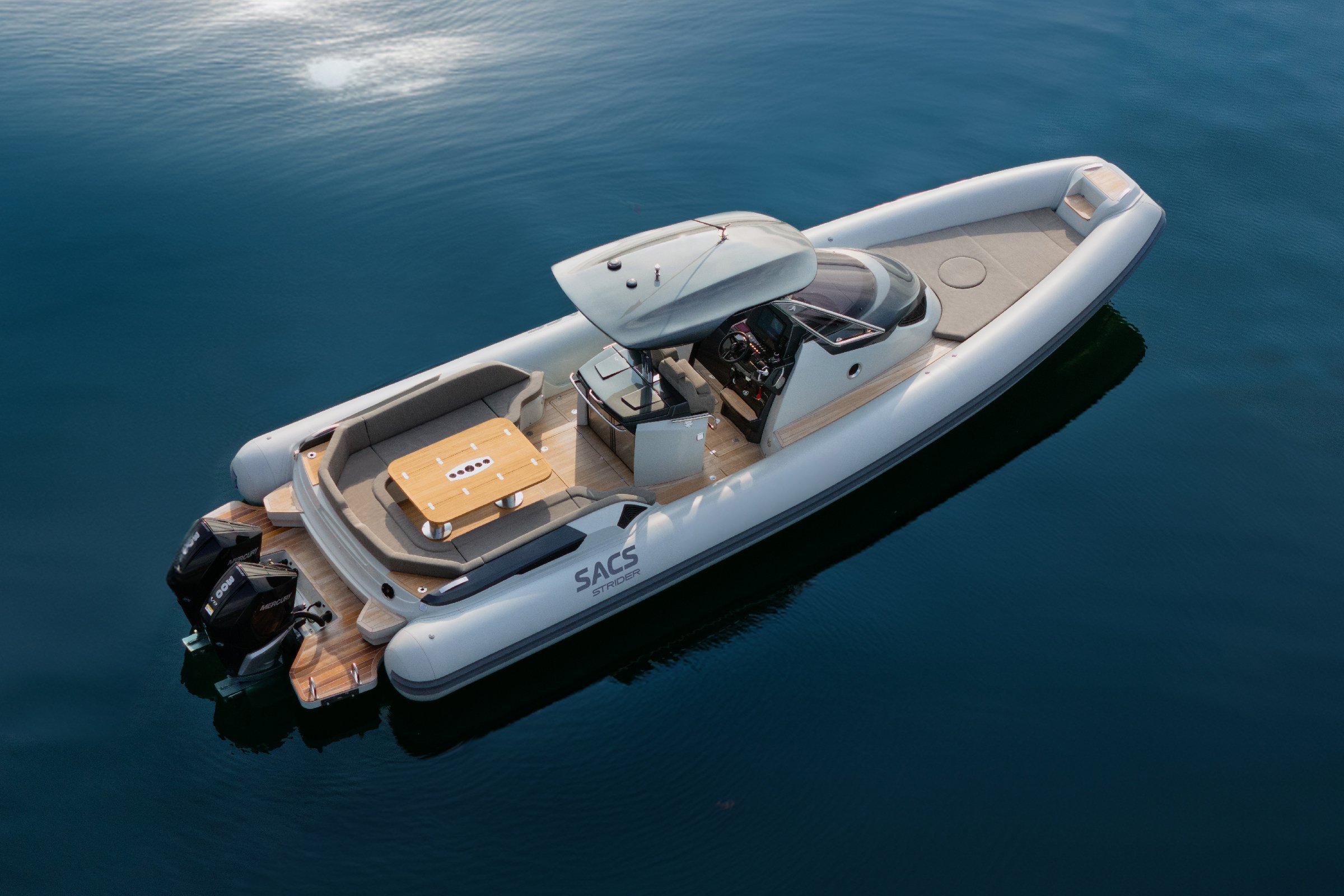 Sacs Marine Strider 11, rib boot vanuit vogelperspectief op zee