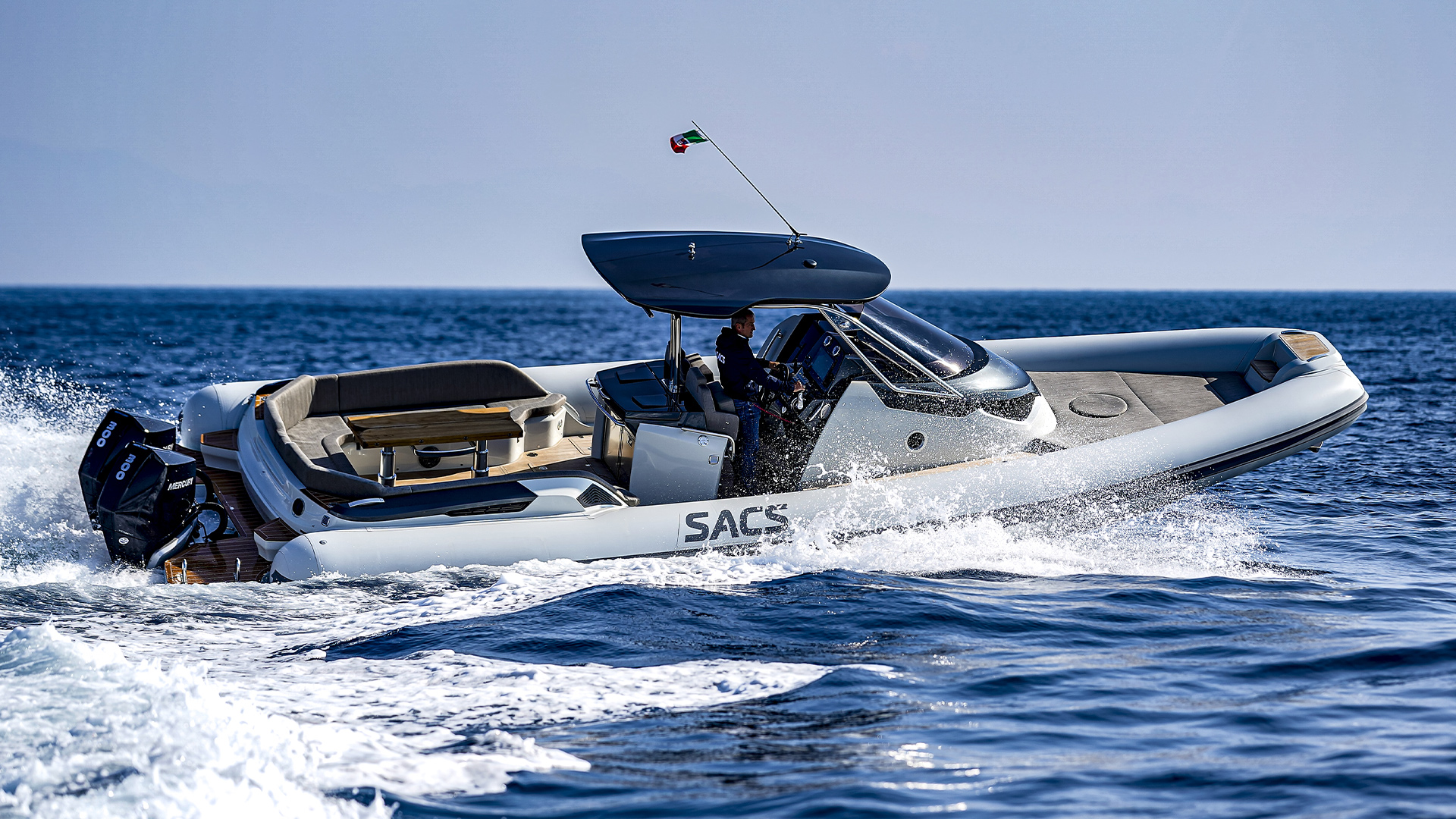 Sacs Marine Strider 11, rib boot varend op zee