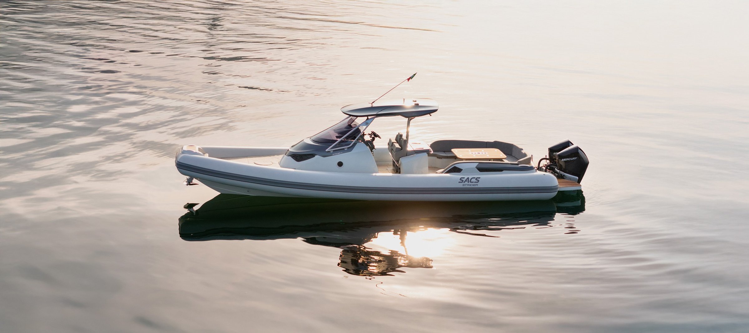 Sacs Marine Strider 11, rubberboot op kalm water