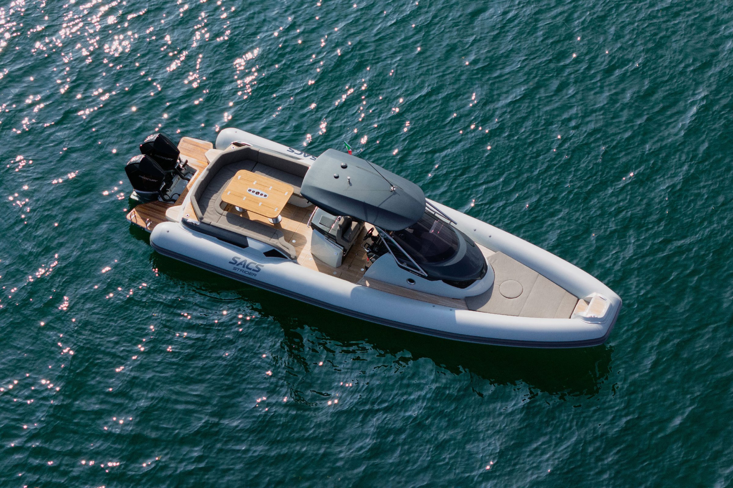 Sacs Marine Strider 11, rubberboot vanuit vogelperspectief op zee