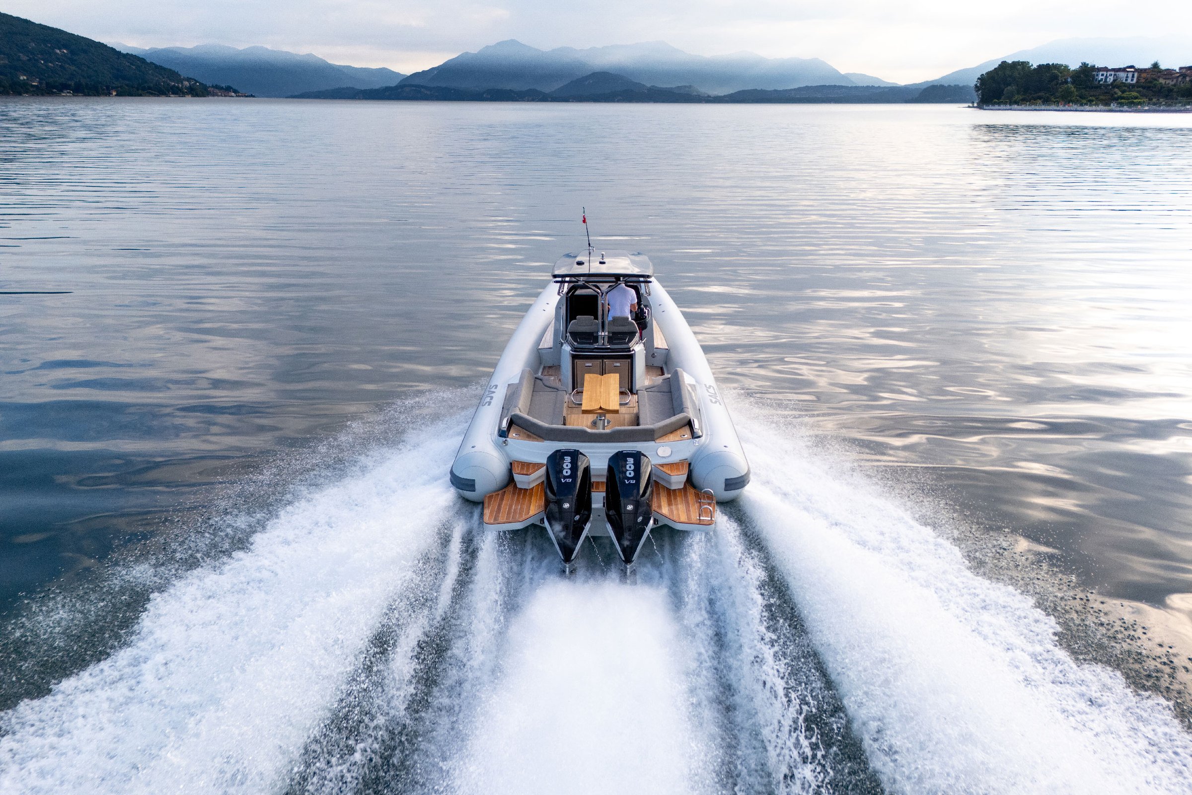 Sacs Marine Strider 11, rubberboot varend op meer met bergen