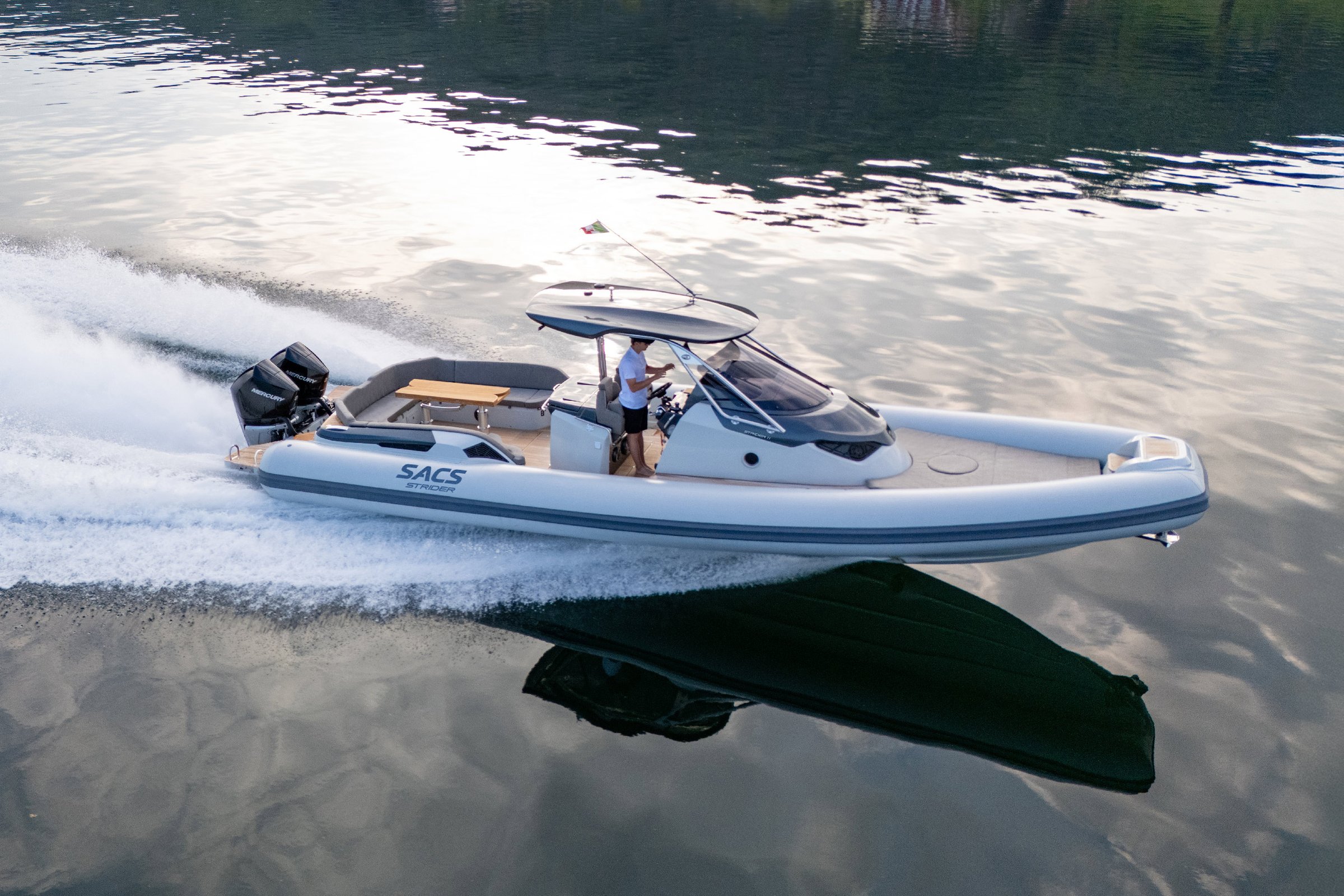 Sacs Marine Strider 11, rubberboot varend op water