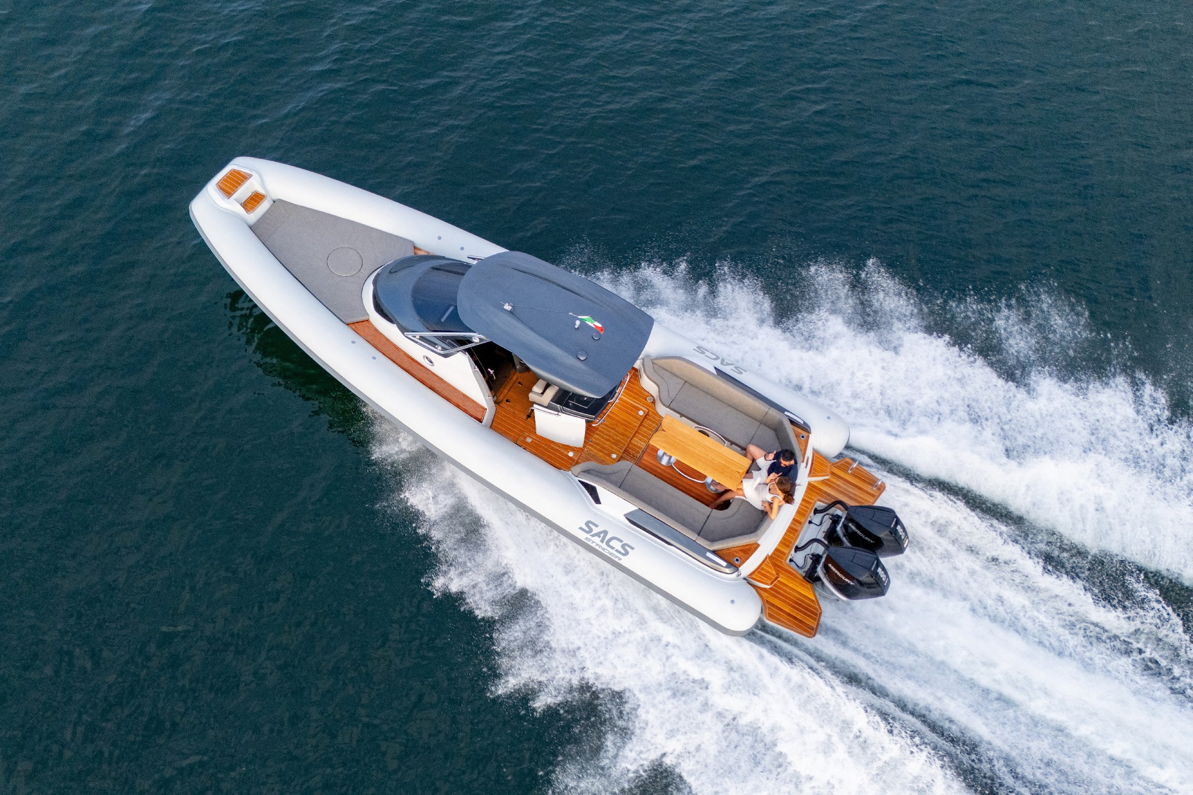 Sacs Marine Strider 11, snelle boot varend op zee