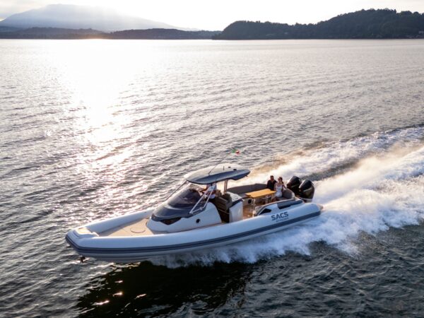 Sacs Marine Strider 11, speedboot varend op meer
