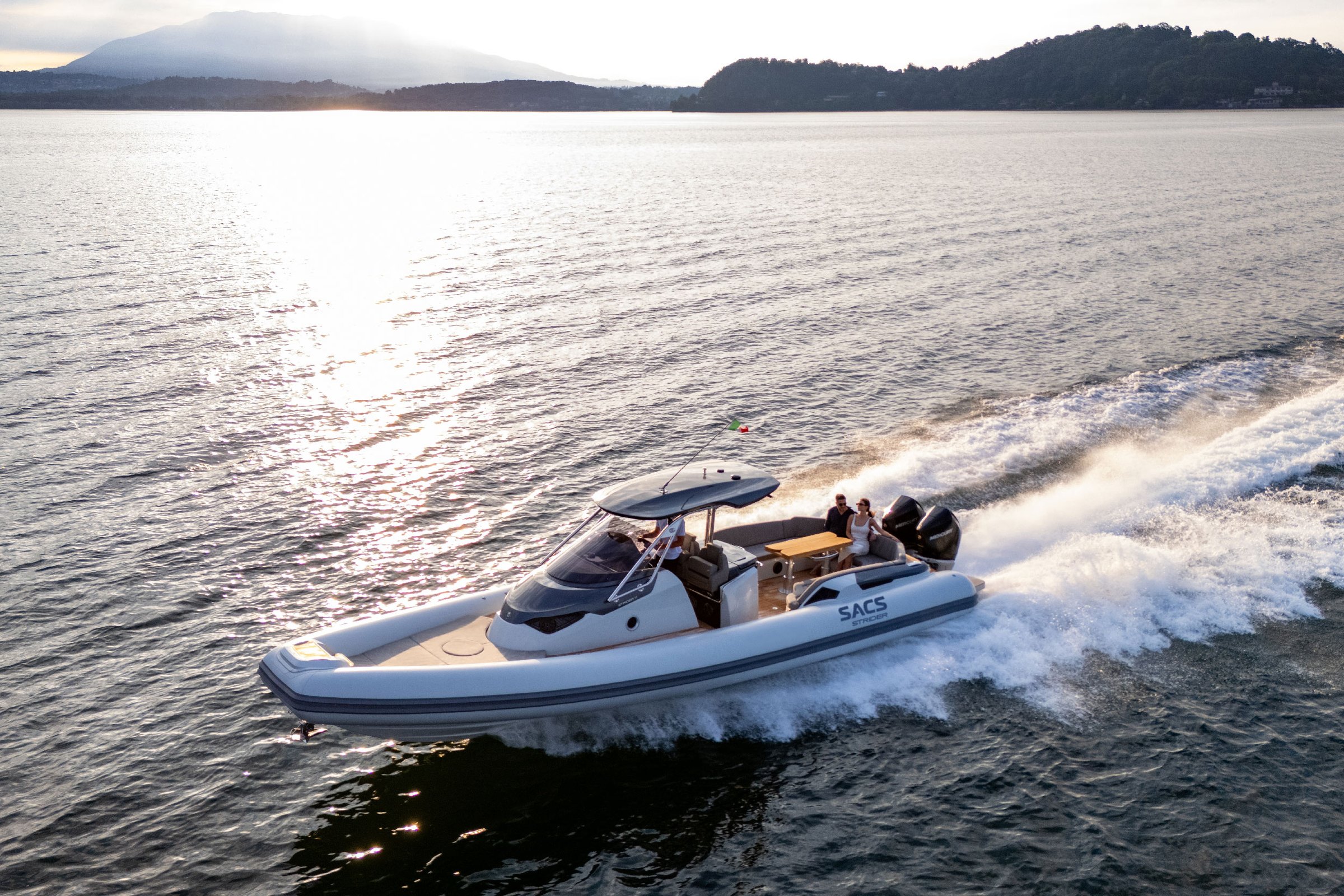 Sacs Marine Strider 11, speedboot varend op meer