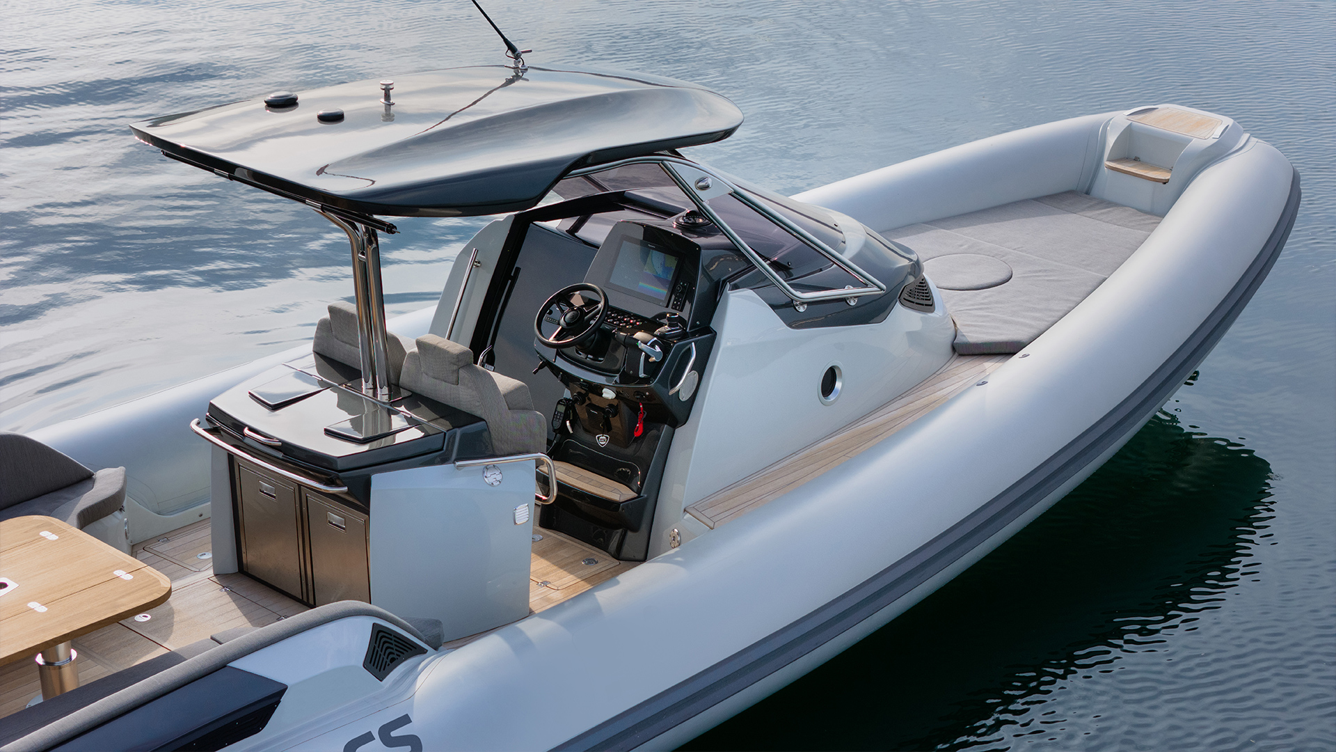 Sacs Marine Strider 11, stuurstand en dek boot