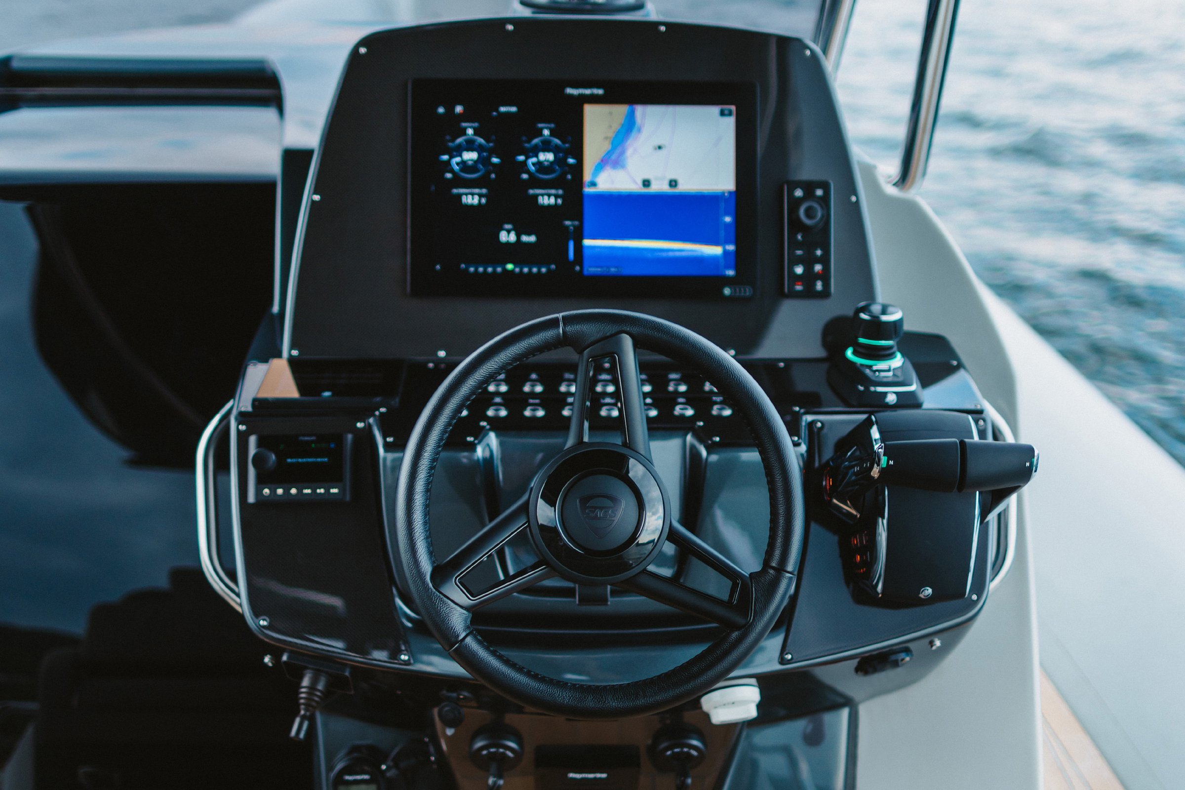 Sacs Marine Strider 11, stuurstand met navigatiescherm en stuurwiel