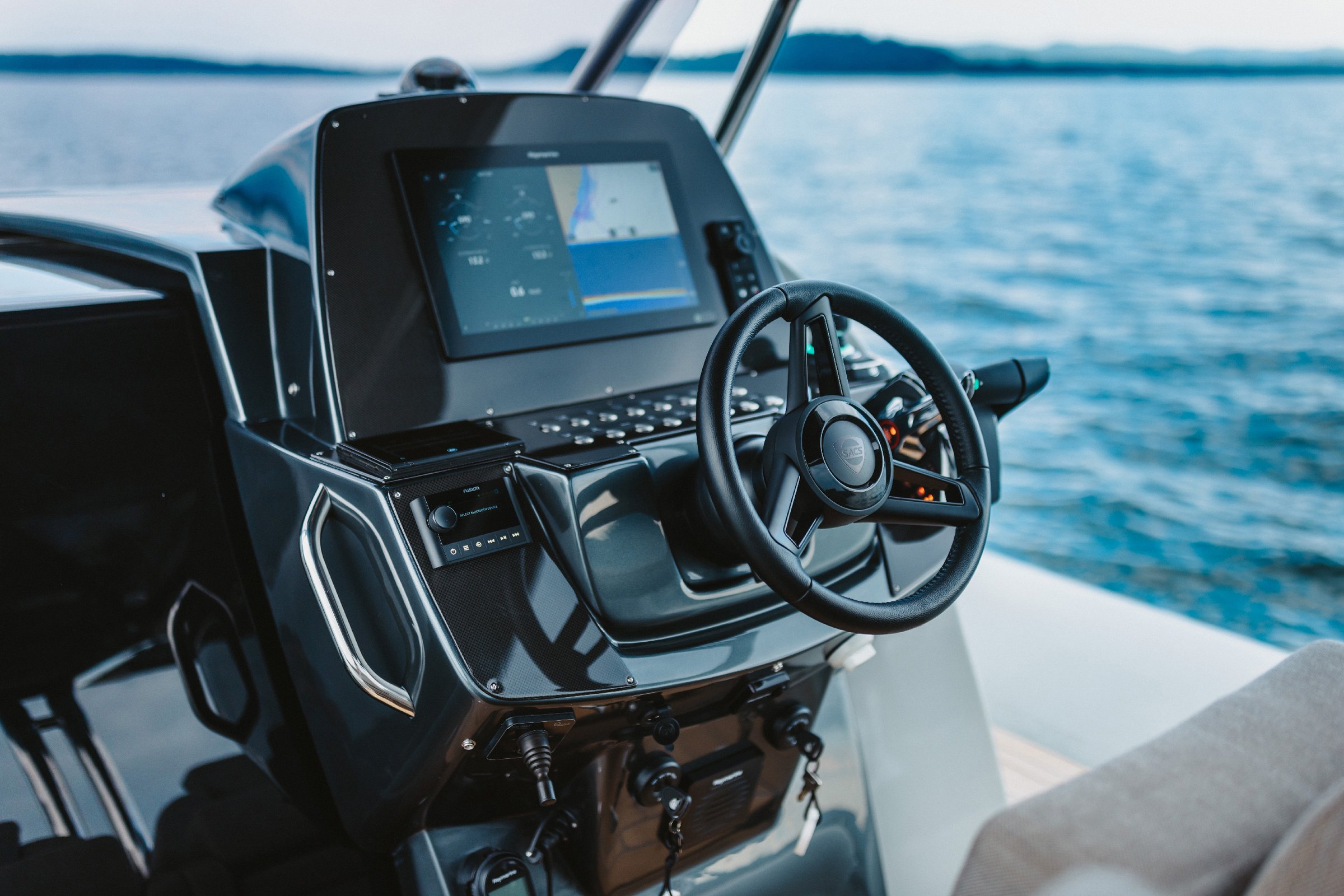Sacs Marine Strider 11, stuurstand met navigatiescherm en stuurwiel