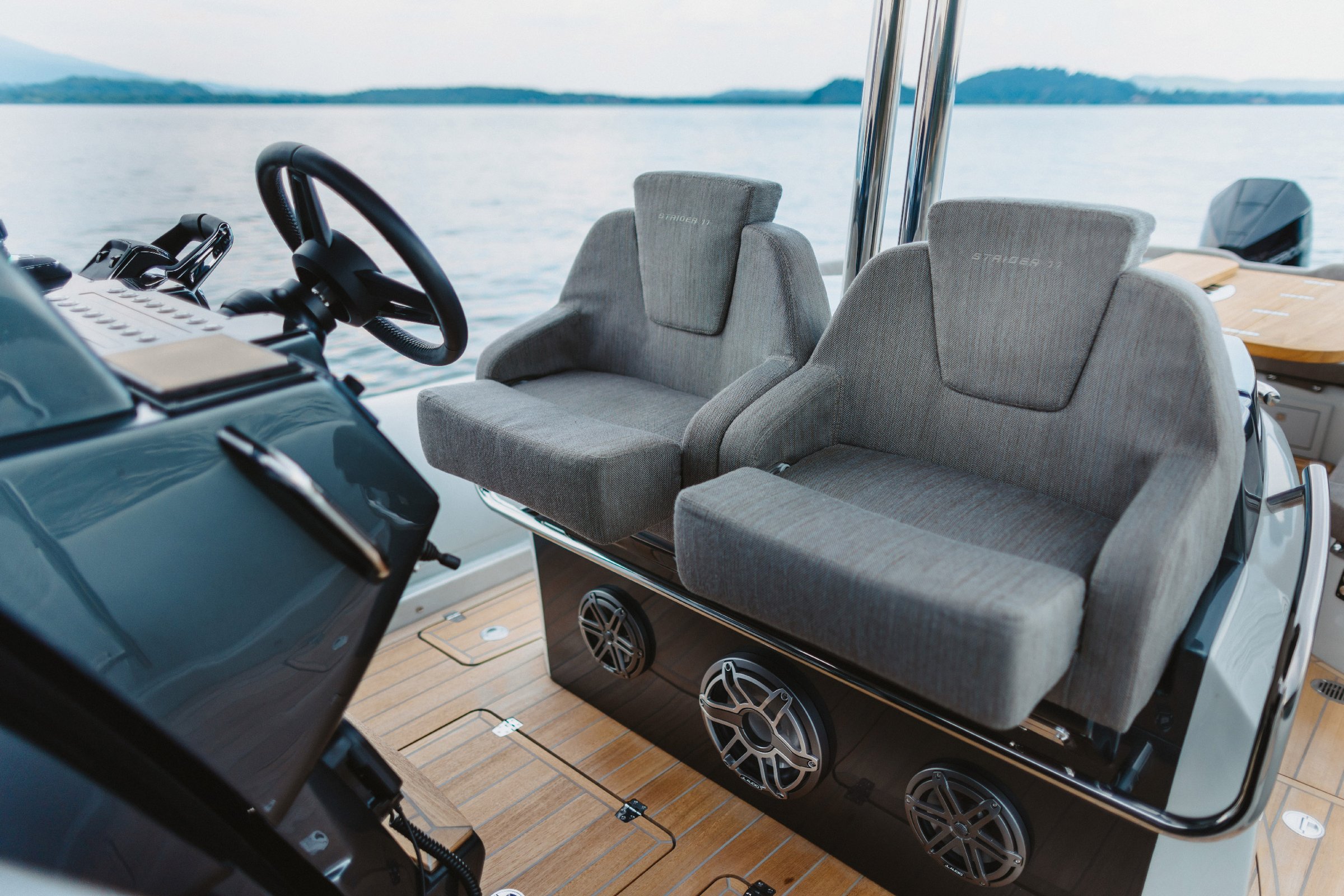 Sacs Marine Strider 11, stuurstand met stoelen en stuurwiel