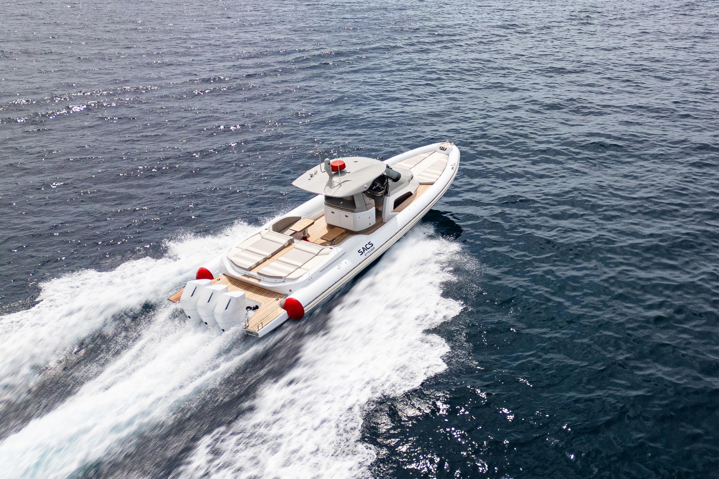 Sacs Marine Strider 13 KNT x SACS, boot varend op zee met golven