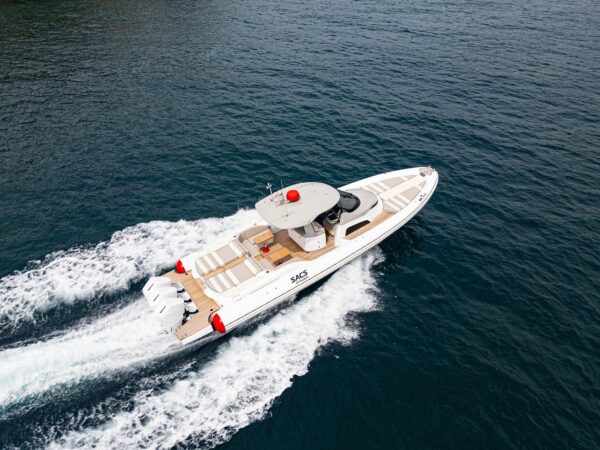 Sacs Marine Strider 13 KNT x SACS, boot varend op zee
