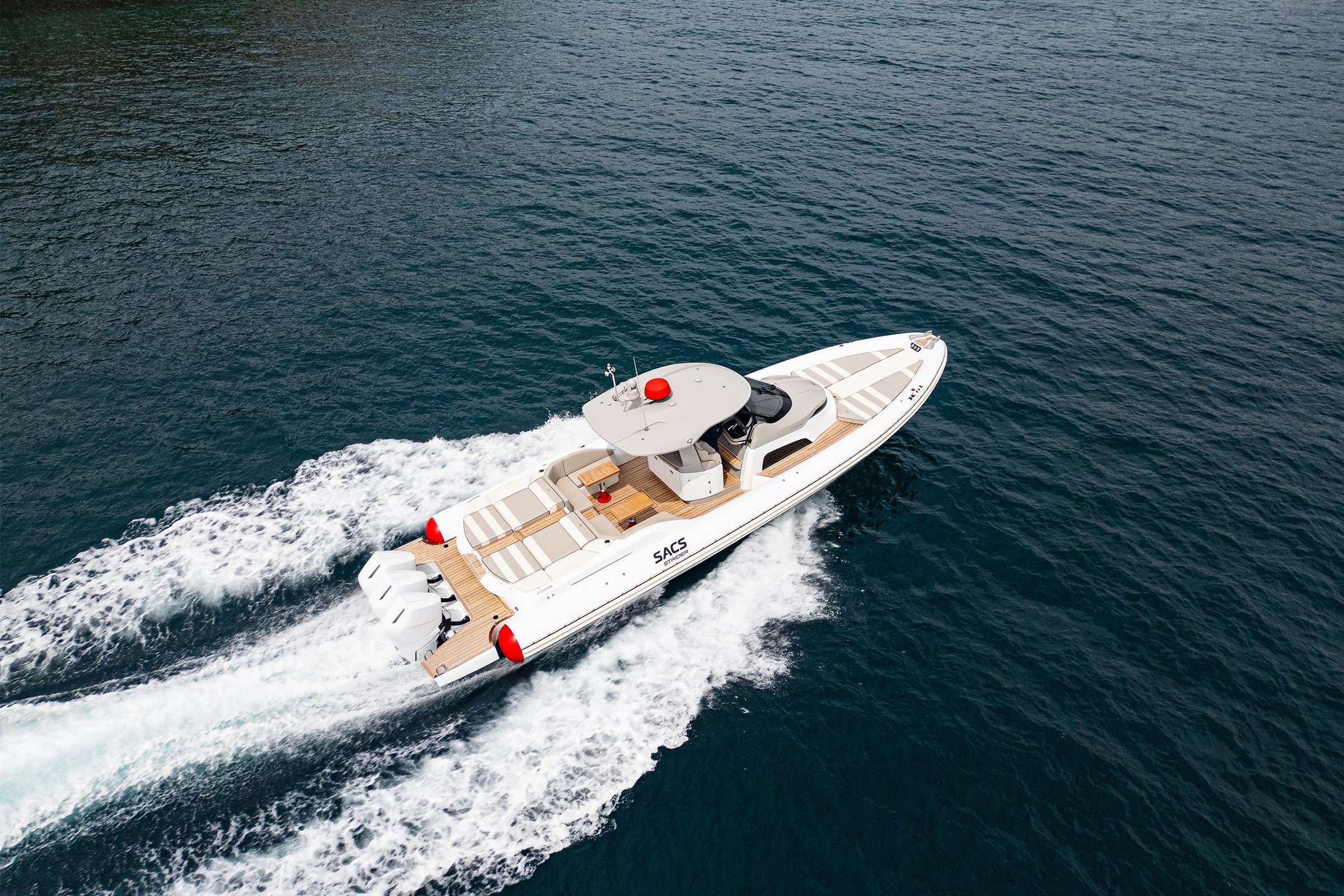 Sacs Marine Strider 13 KNT x SACS, boot varend op zee