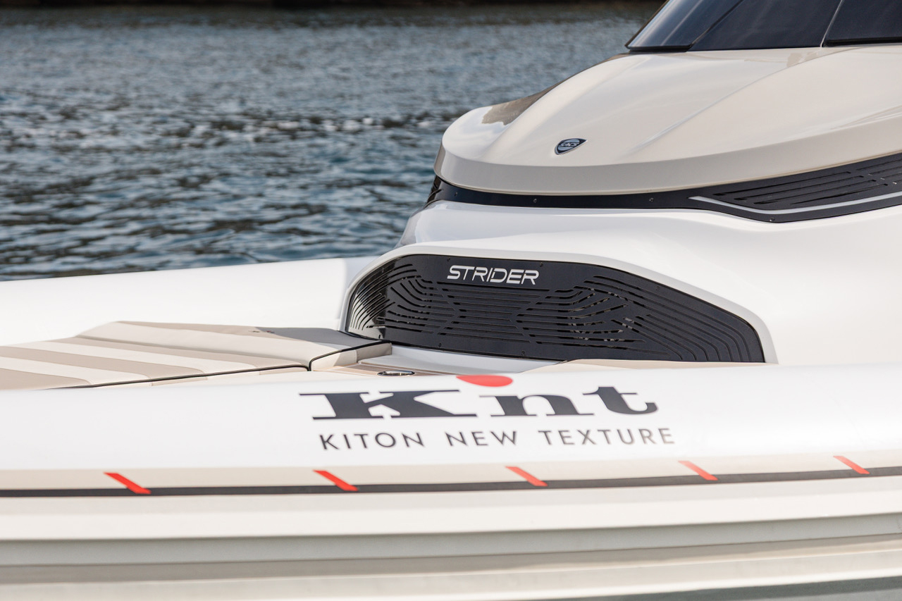 Sacs Marine Strider 13 KNT x SACS, close-up boeg met logo