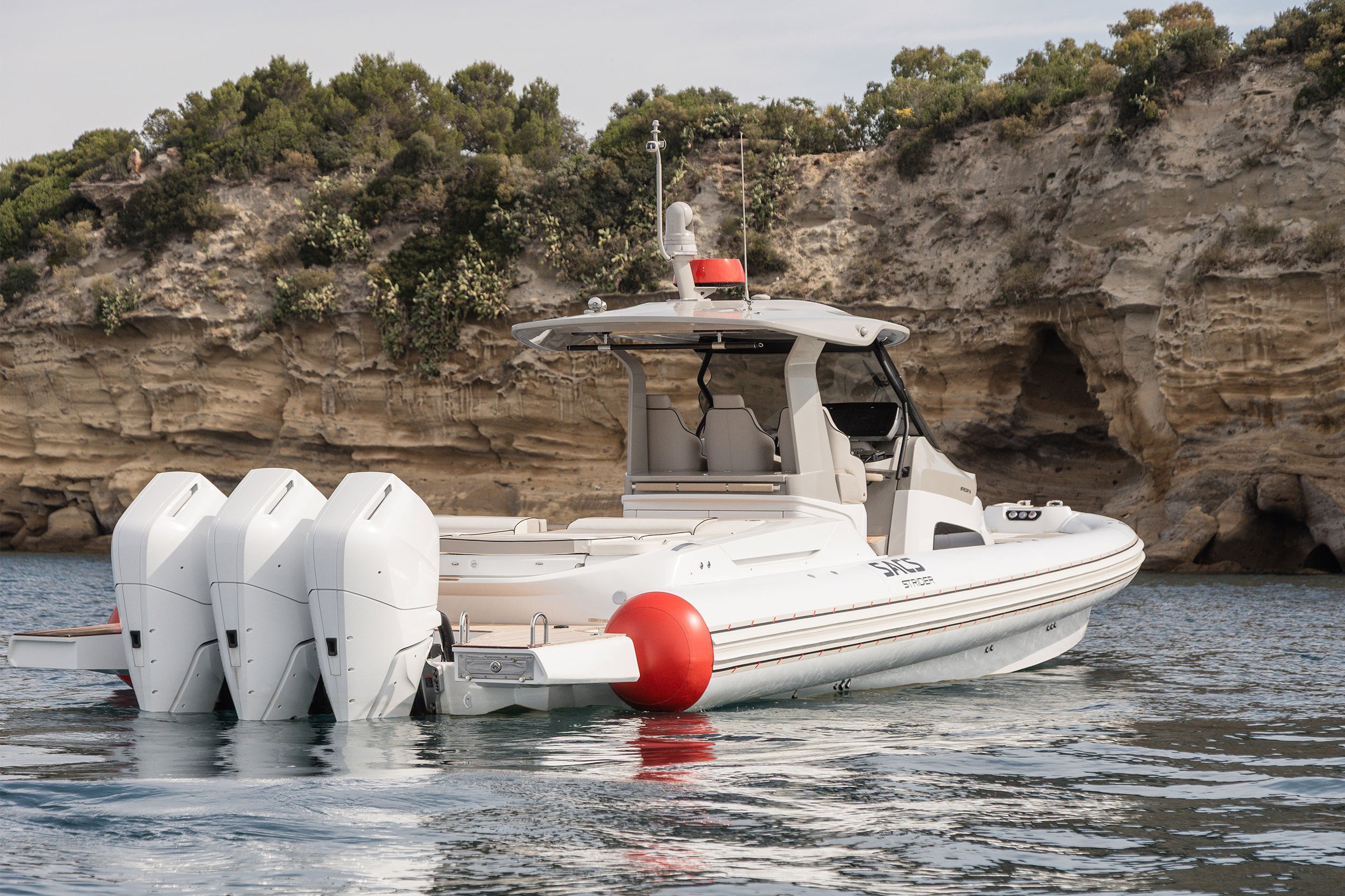 Sacs Marine Strider 13 KNT x SACS, rib boot bij rotskust