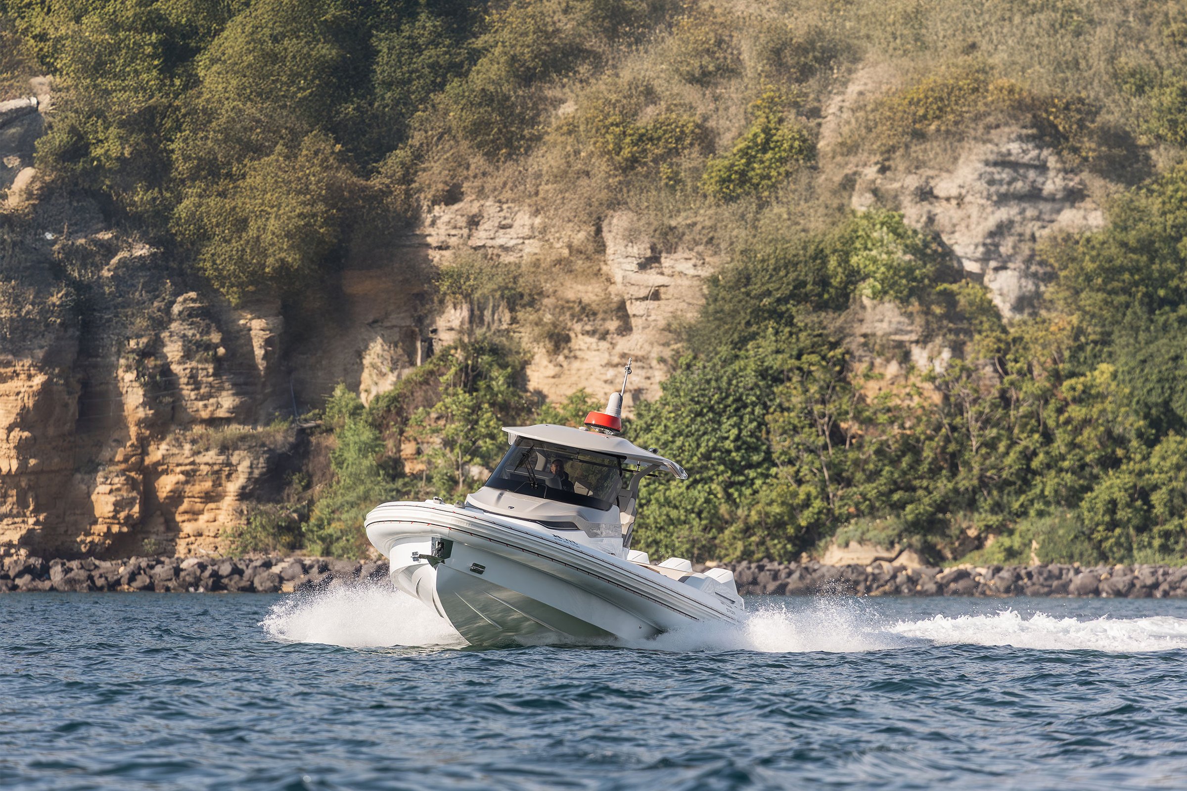 Sacs Marine Strider 13 KNT x SACS, rib boot varend langs kliffen
