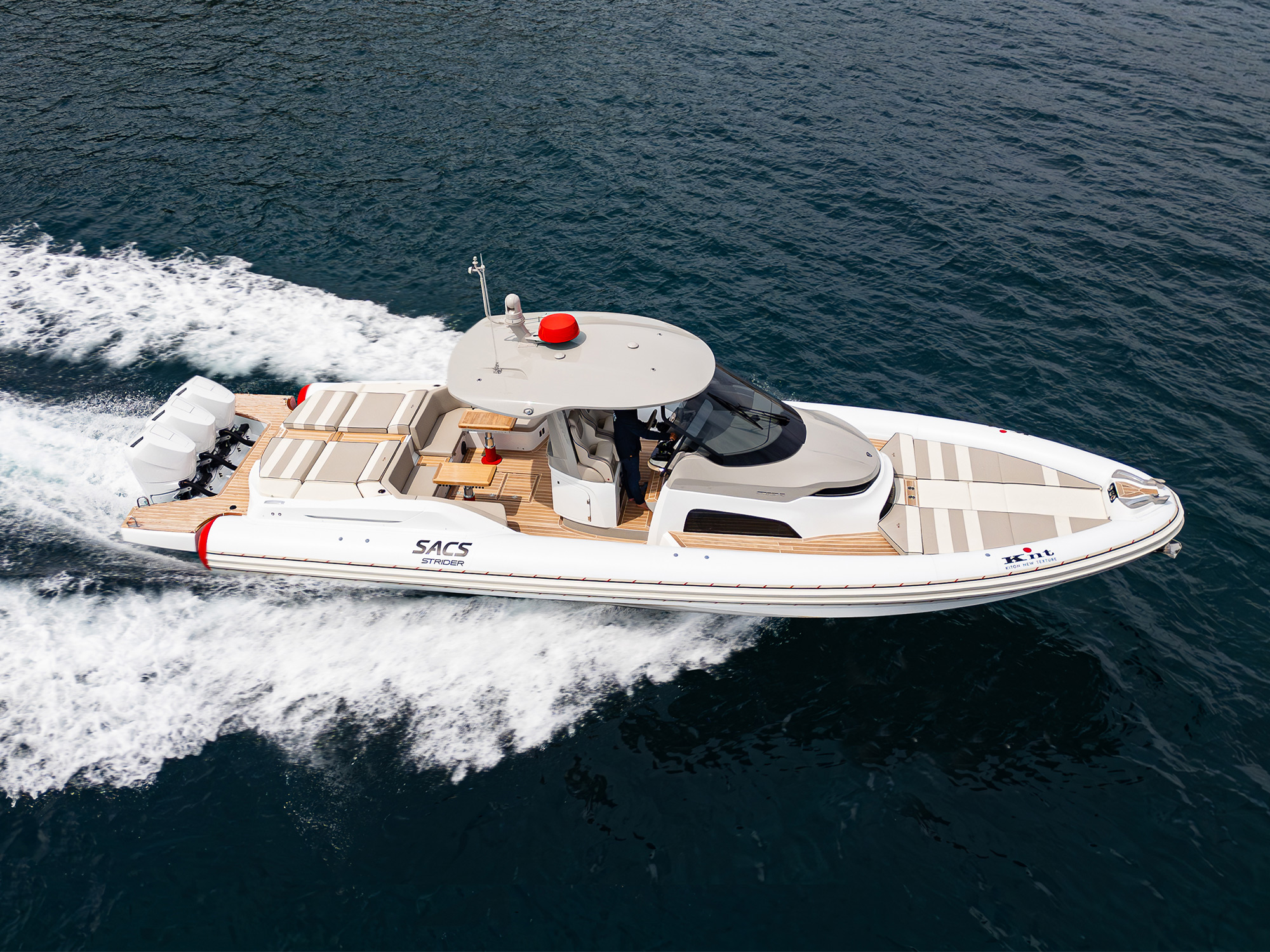 Sacs Marine Strider 13 KNT x SACS, speedboot varend op zee