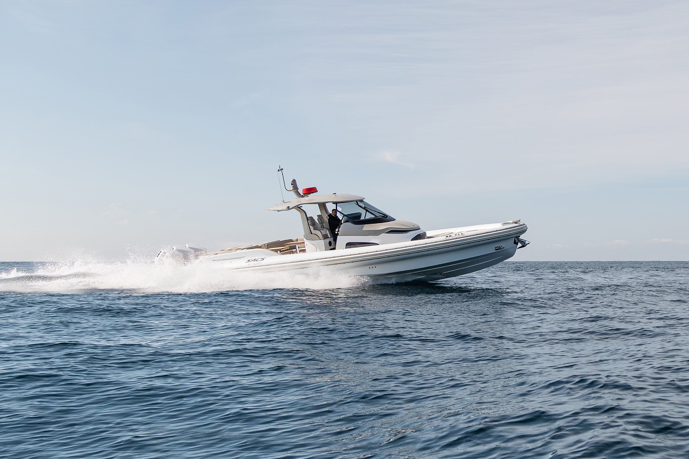 Sacs Marine Strider 13 KNT x SACS, speedboot varend op zee
