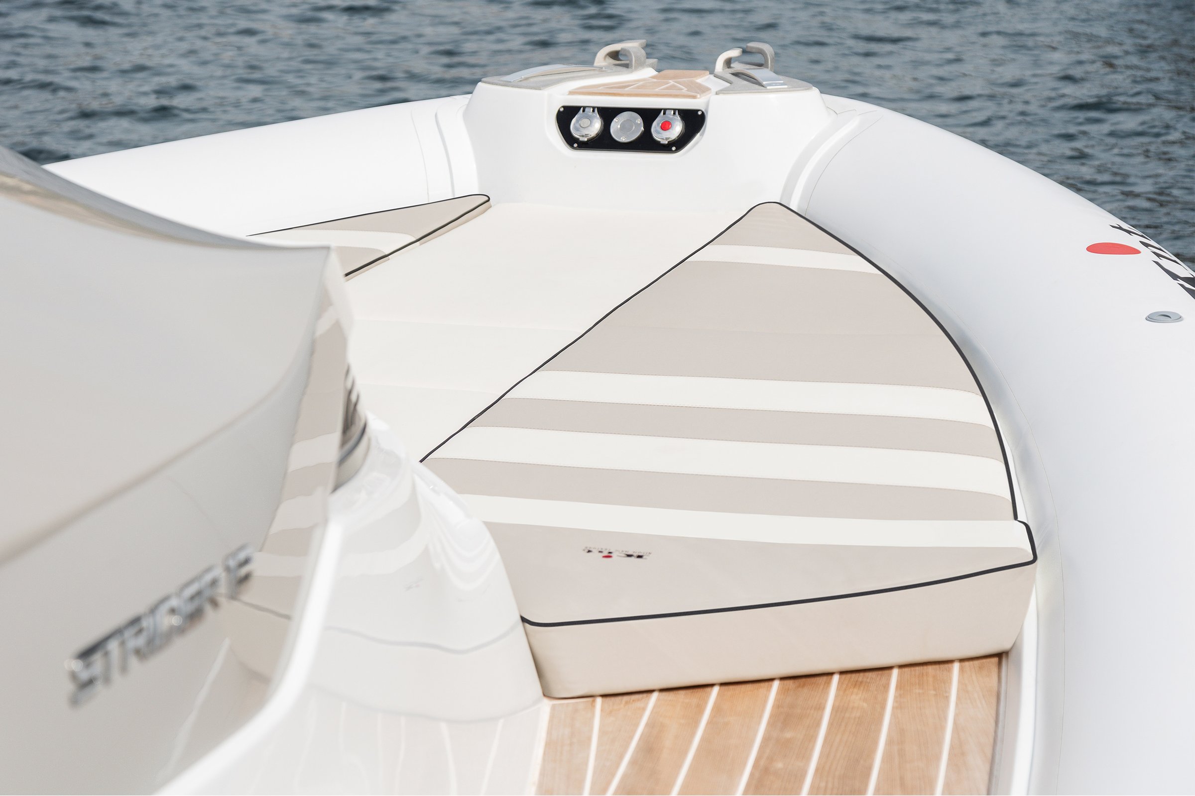 Sacs Marine Strider 13 KNT x SACS, voordek met kussens en ankerlier