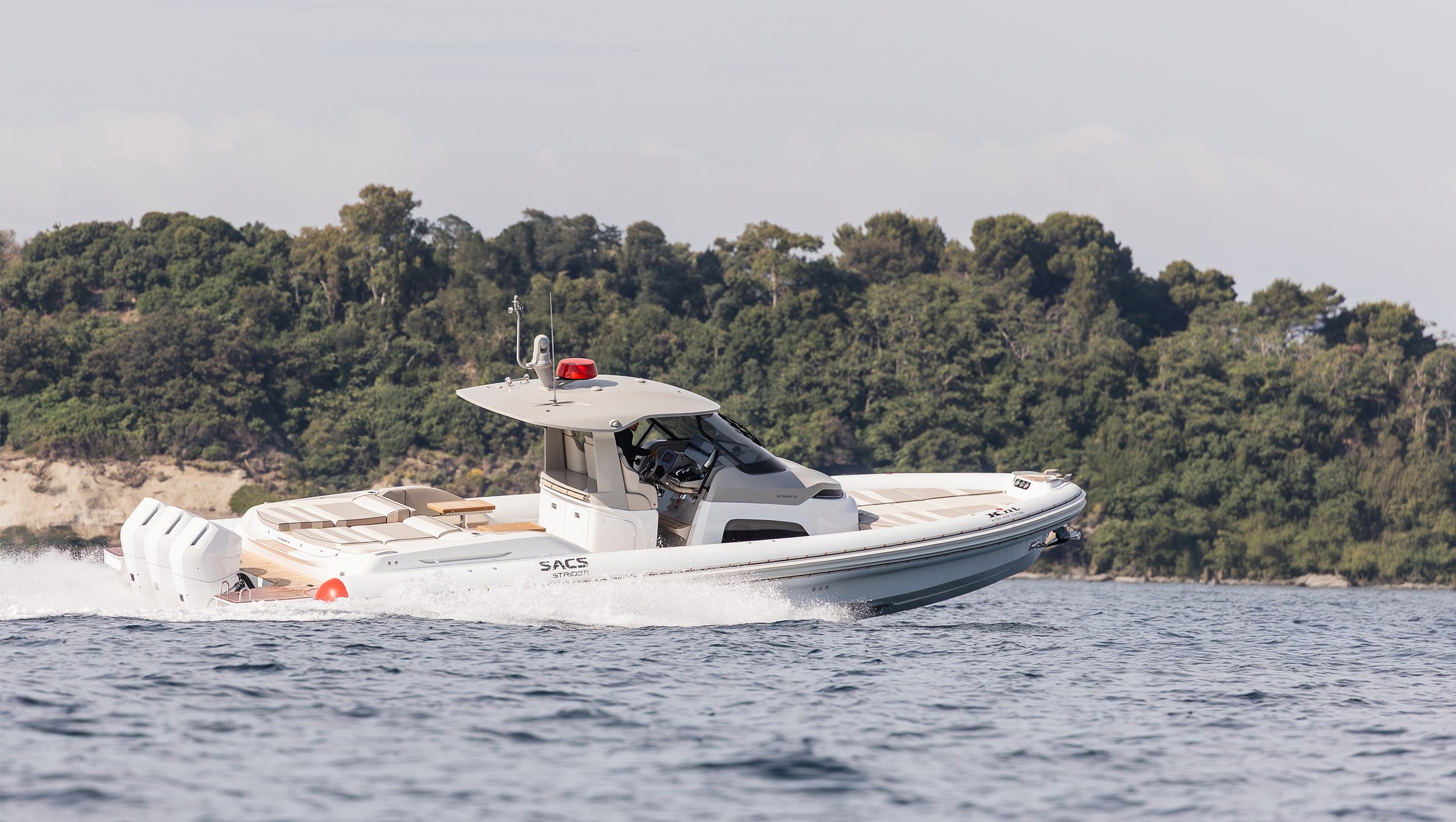Sacs Marine Strider 13 KNT x SACS, witte boot varend op zee