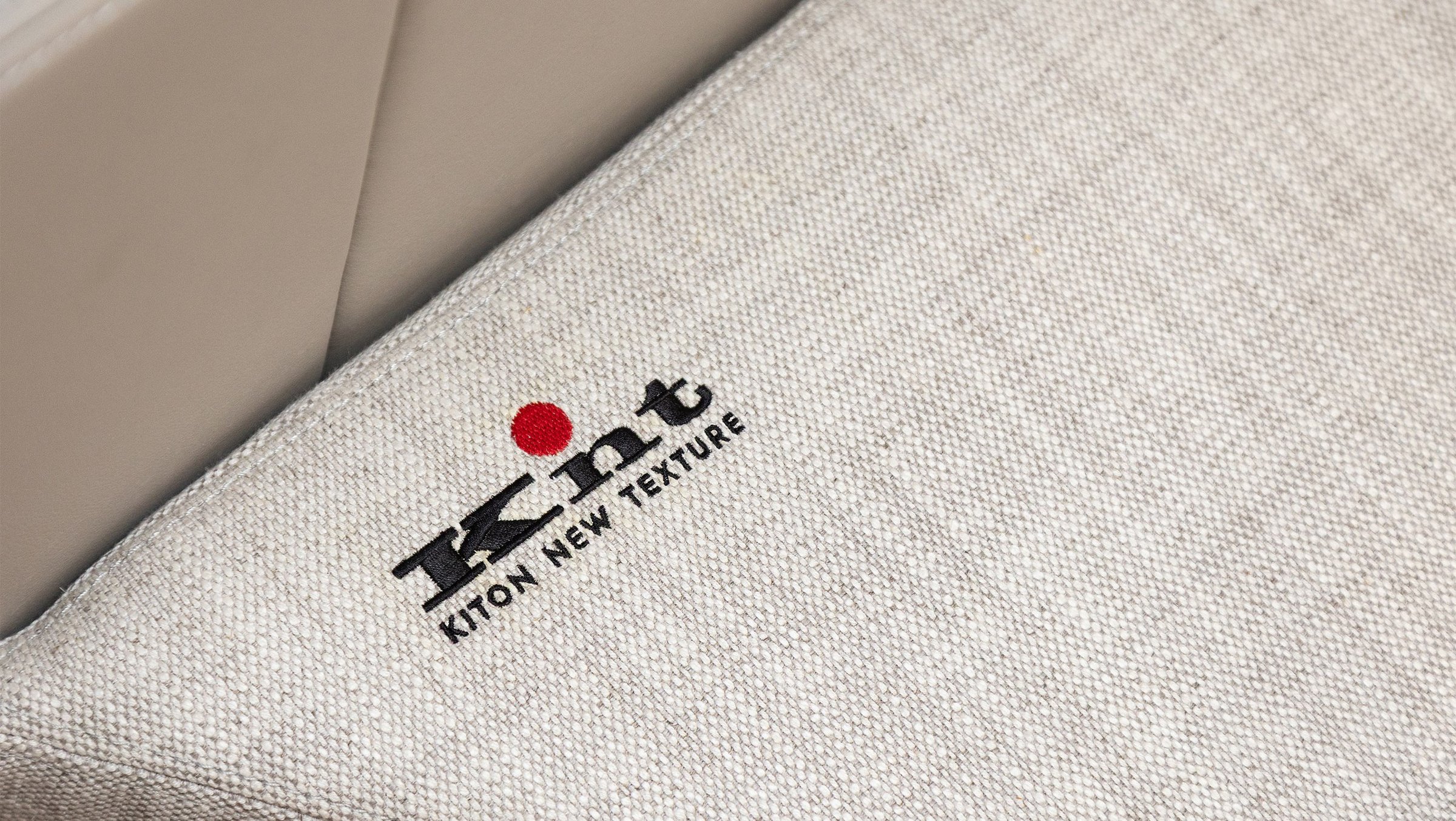 Sacs Marine Strider 13 KNT x SACS, close up stof met logo