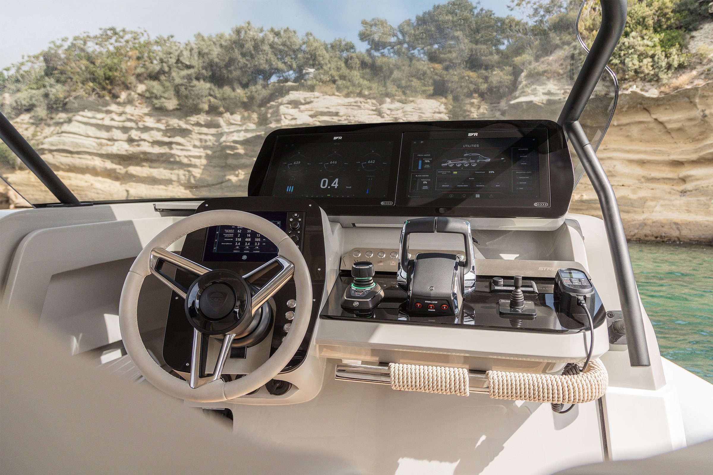 Sacs Marine Strider 13 KNT x SACS, stuurstand met digitale schermen