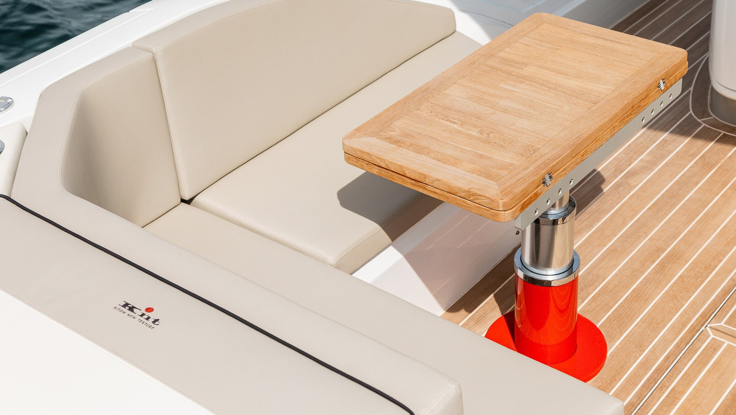 Sacs Marine Strider 13 KNT x SACS, zitbank met houten tafel