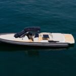 Sacs Marine Strider 13, rubberboot drijvend op zee