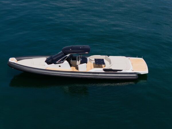 Sacs Marine Strider 13, rubberboot drijvend op zee