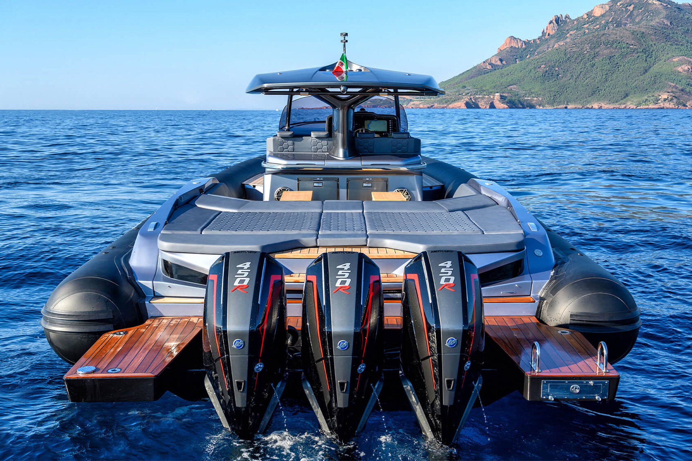 Sacs Marine Strider 15, achteraanzicht boot met drie buitenboordmotoren