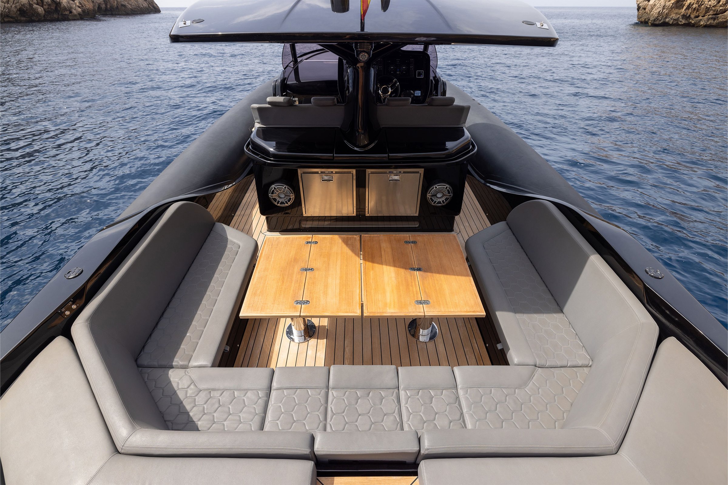 Sacs Marine Strider 15, achterdek met zitbanken en tafel