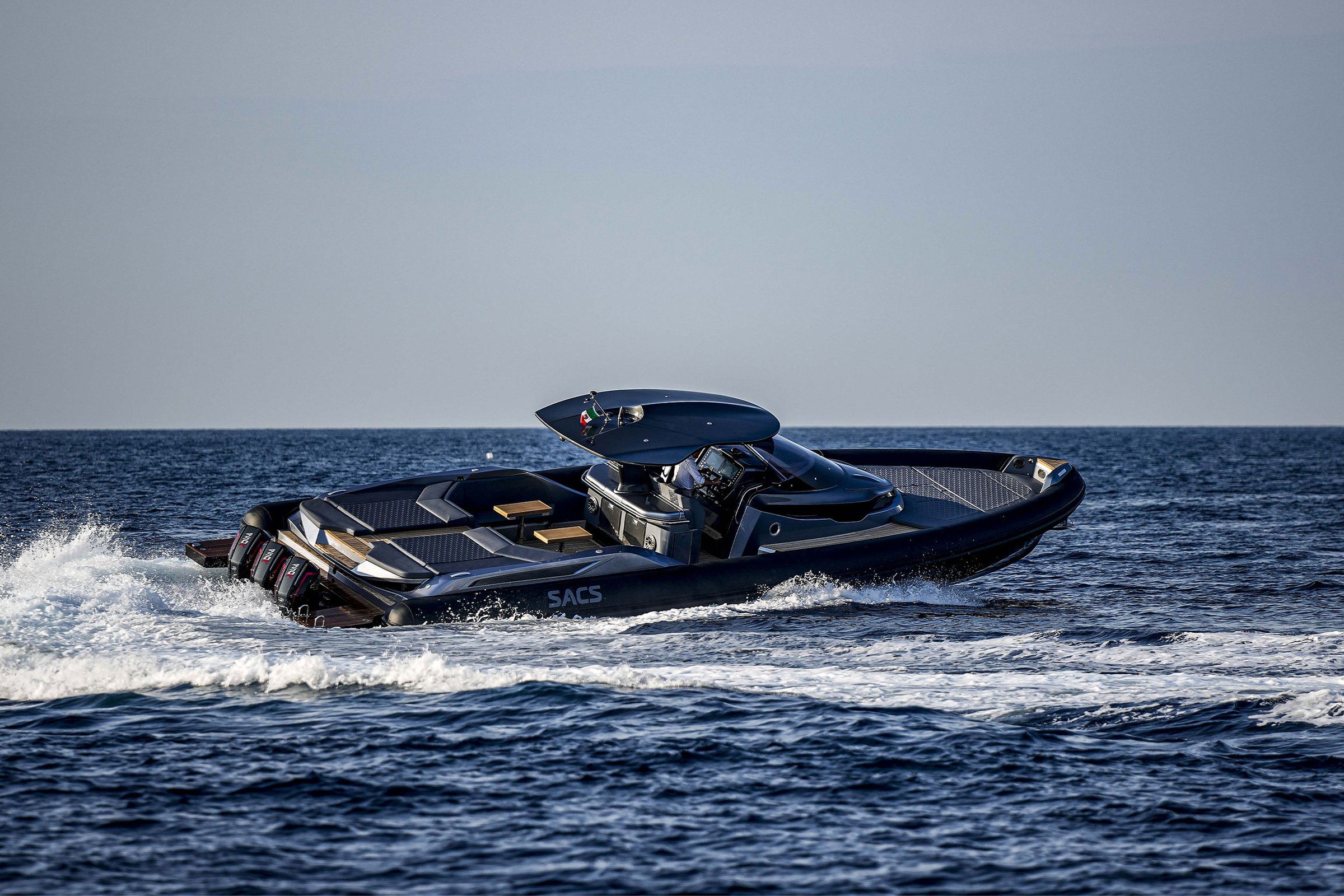 Sacs Marine Strider 15, snelle boot varend op zee