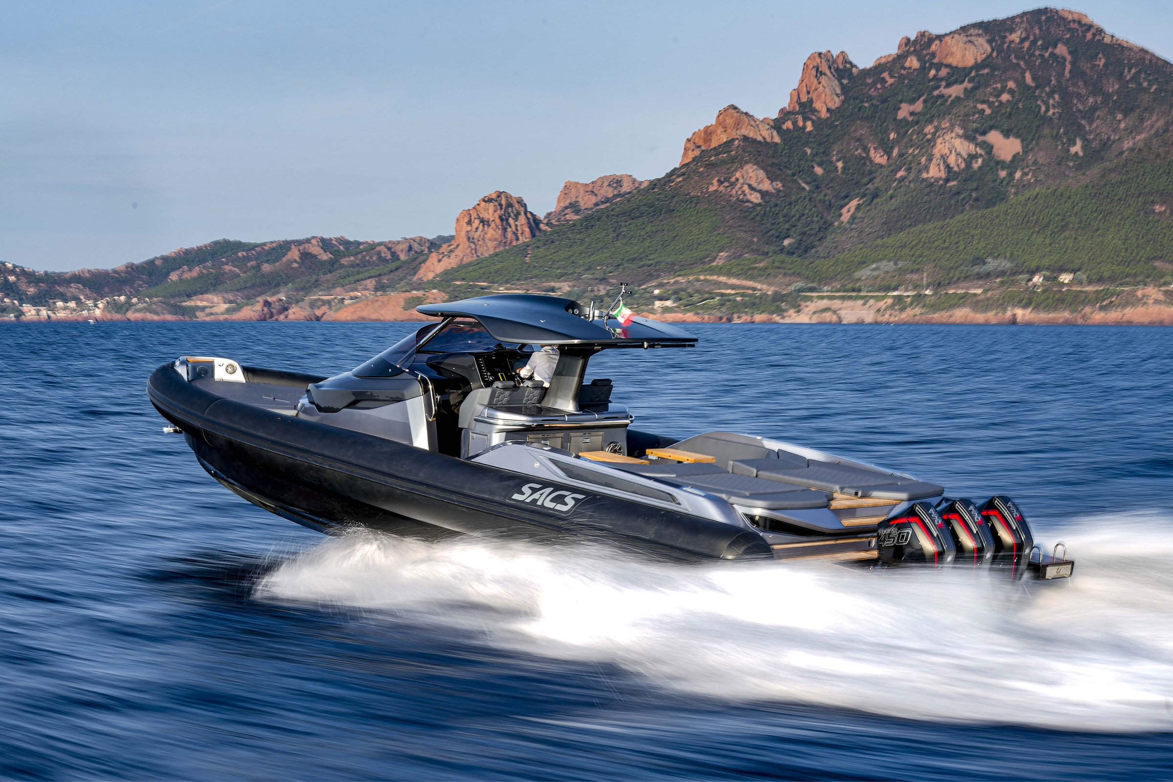 Sacs Marine Strider 15, speedboot varend voor bergen