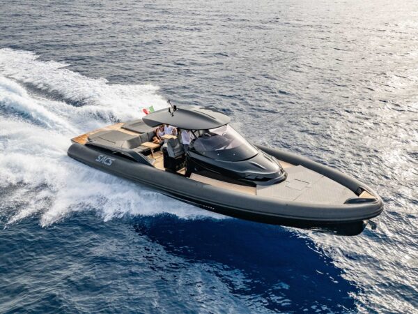Sacs Marine Strider 15, sportboot varend op zee